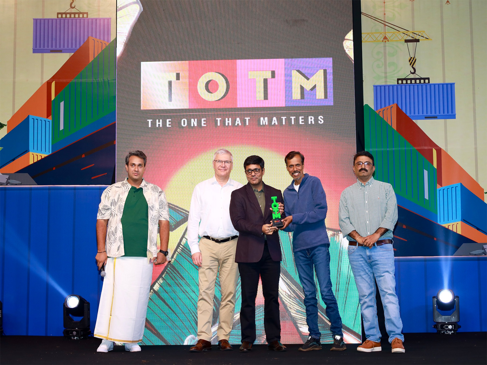 Mr. Tapan Ghosh (center), CEO of VinFast India, received the award from the organizers of the ACKO Drive Awards 2026: The One That Matters Mr. Tapan Ghosh (center), CEO of VinFast India, received the award from the organizers of the ACKO Drive Awards 2026: The One That Matters