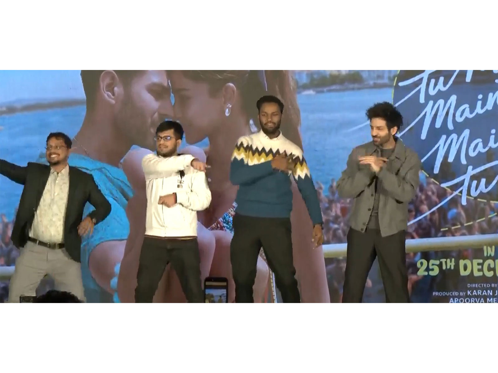 Kartik Aaryan dances with fans in Delhi (Image source/ANI) Kartik Aaryan dances with fans in Delhi (Image source/ANI)