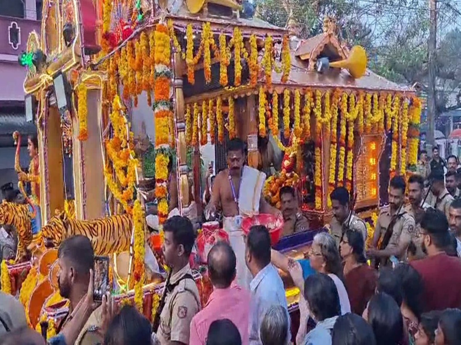 Ceremonial procession carrying the golden attire (Thanka Anki) for Lord Ayyappa (Photo/ANI) Ceremonial procession carrying the golden attire (Thanka Anki) for Lord Ayyappa (Photo/ANI)