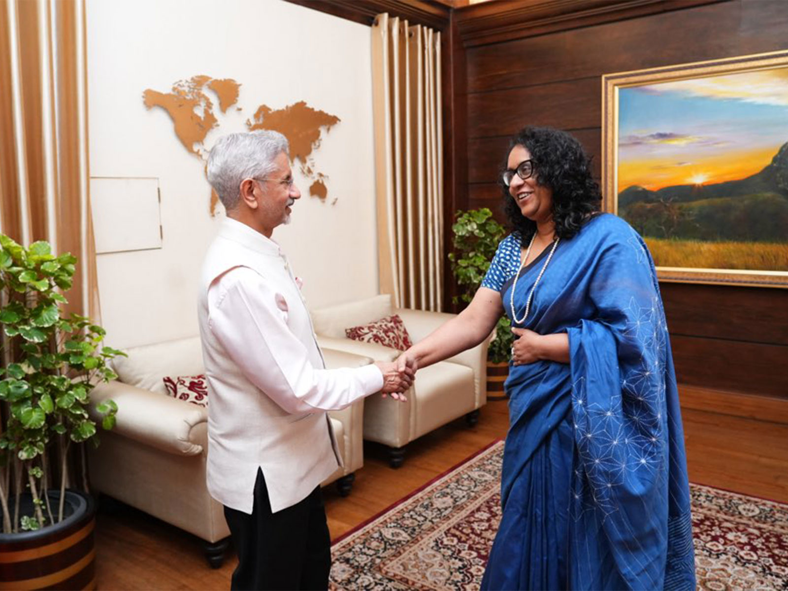 External Affairs Minister S Jaishankar with Sri Lanka’s Prime Minister Harini Amarasuriya in Colombo (Photo:X/@DrSJaishankar)
