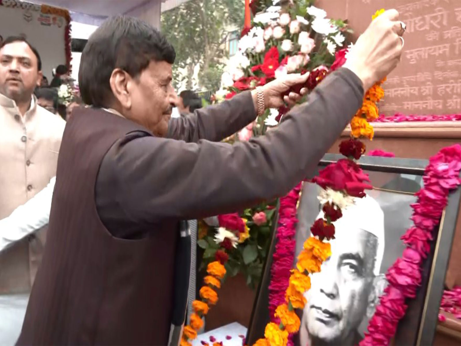 SP Leader Shivpal Yadav pays tribute to former PM Chaudhary Charan Singh (Photo/ANI)