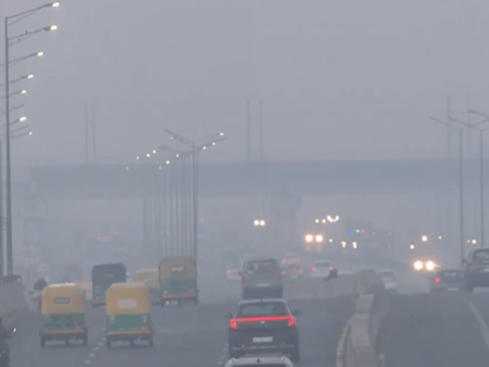 Delhi envoloped in smog (Photo/ANI)