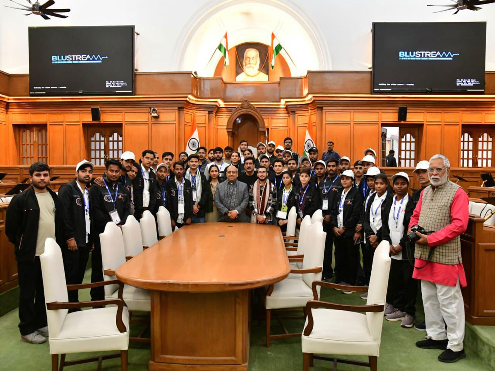 Delhi Legislative Assembly Speaker Vijender Gupta with Participants of Inter-State Youth Exchange Programme(Photo/ @Gupta_vijender/X)
