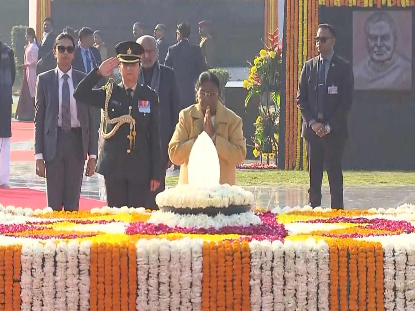 President Droupadi Murmu pays tribute to Atal Bihari Vajpayee (Photo/DD) President Droupadi Murmu pays tribute to Atal Bihari Vajpayee (Photo/DD)
