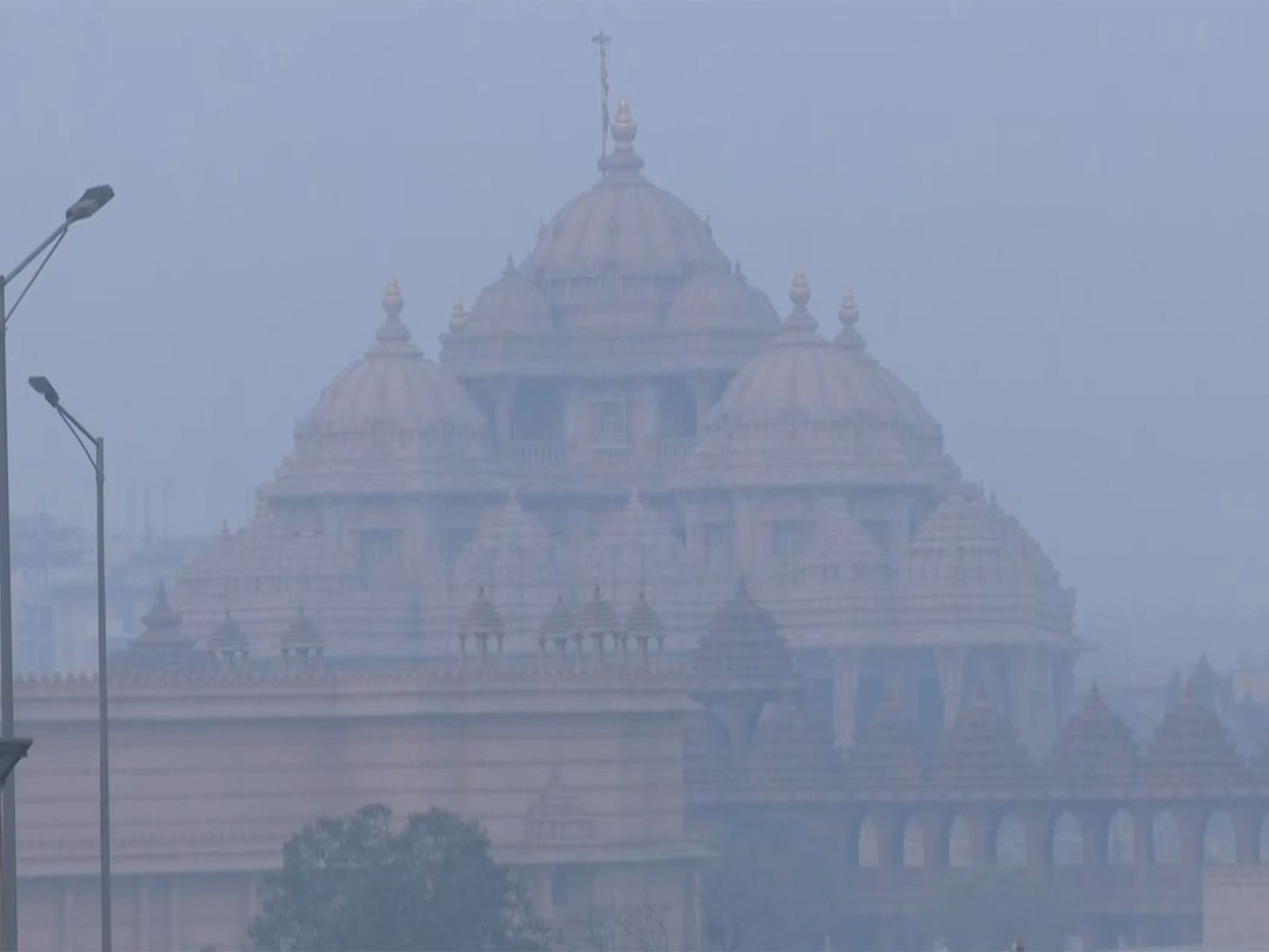 A thick layer of smog envelops Akshardham (Photo/ANI) A thick layer of smog envelops Akshardham (Photo/ANI)