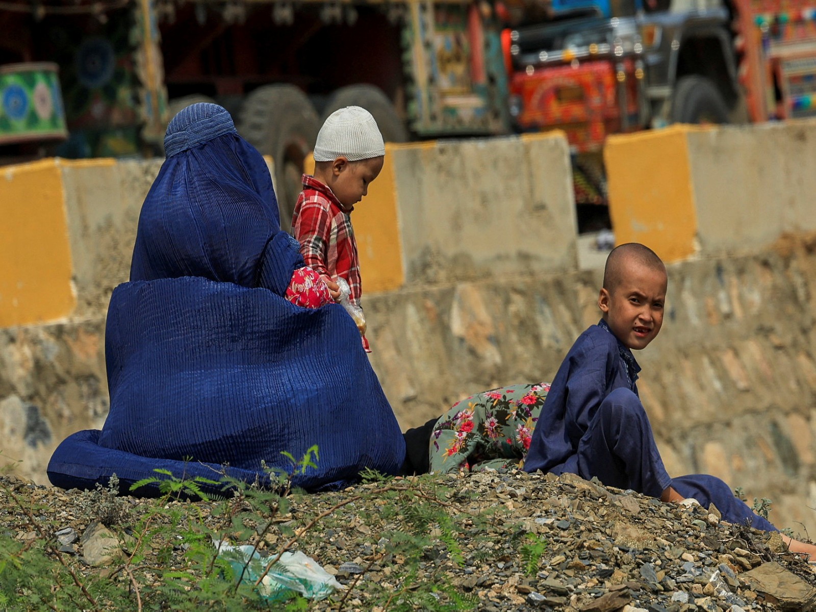 An Afghan family rests, as they head back to Afghanistan after Pakistan started to deport documented Afghan refugees, near Torkham border crossing between Pakistan and Afghanistan (Photo/Reuters)
