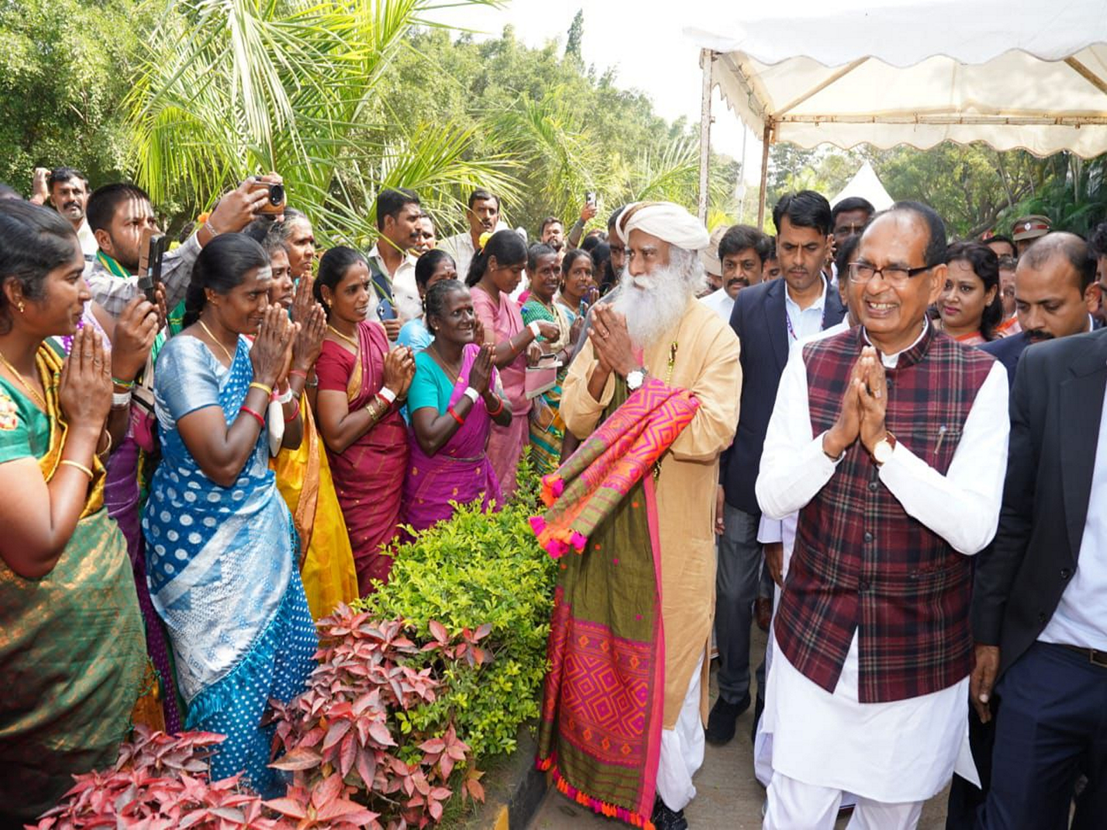 Sadhguru with Union Agriculture Minister Shivraj Singh Chouhan at the event in Hosur (Photo/Isha Foundation) Sadhguru with Union Agriculture Minister Shivraj Singh Chouhan at the event in Hosur (Photo/Isha Foundation)