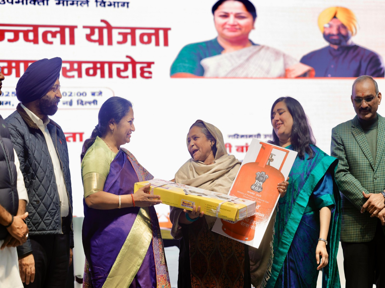 Delhi CM Rekha Gupta presents ‘Ujjwala’ gift to 5,100 women. (Photo/X@gupta_rekha)