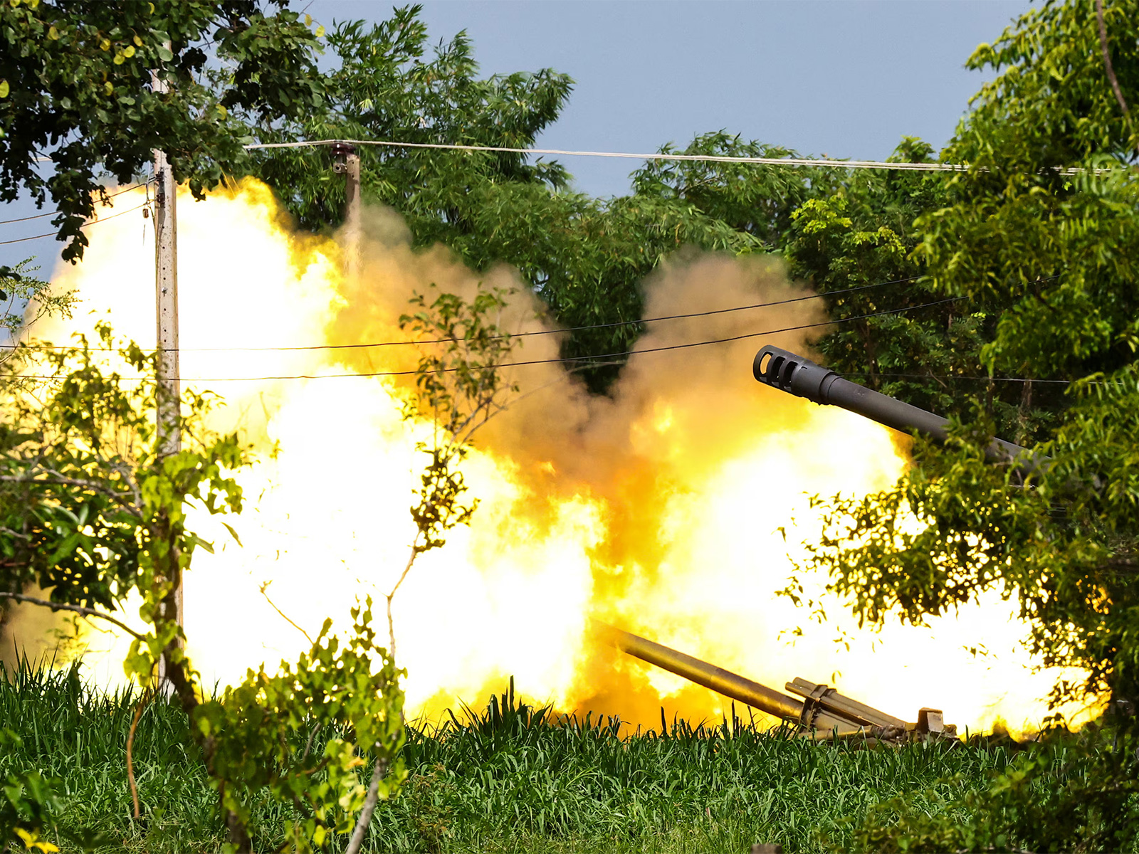 A Thai mobile artillery unit fires towards Cambodian positions (File Photo/Reuters)