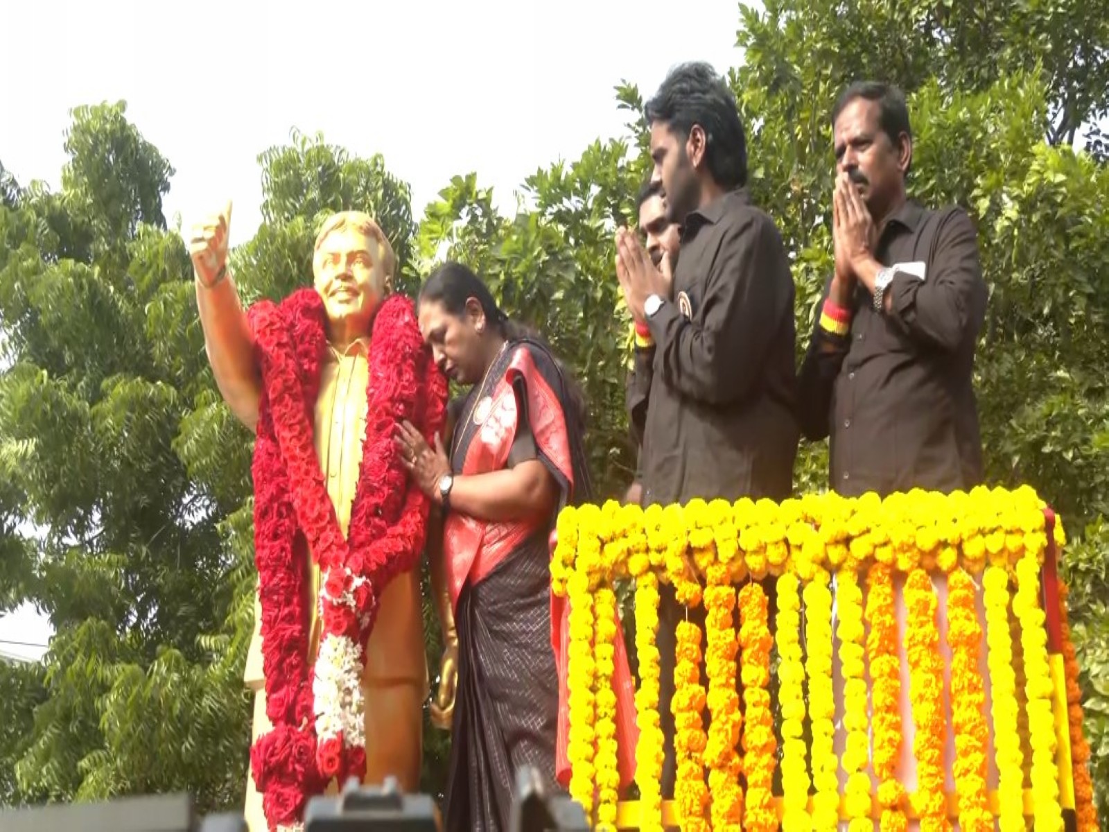 DMDK President Premalatha Vijayakanth paid her respects to Vijayakanth