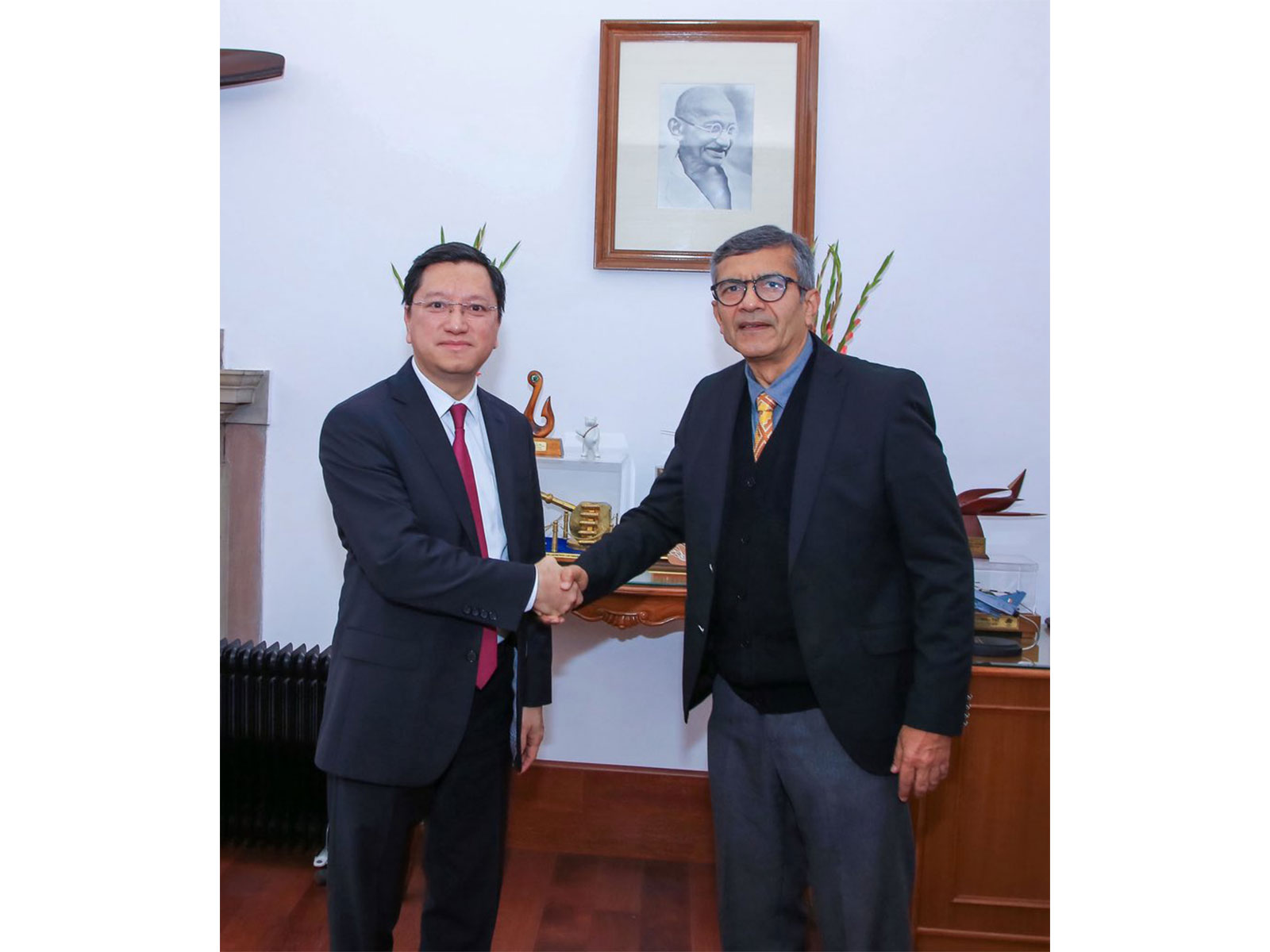 Defence Secretary Rajesh Kumar Singh with Ambassador Extraordinary and Plenipotentiary of Vietnam to India Nguyen Thanh Hai (Photo: X@SpokespersonMoD)