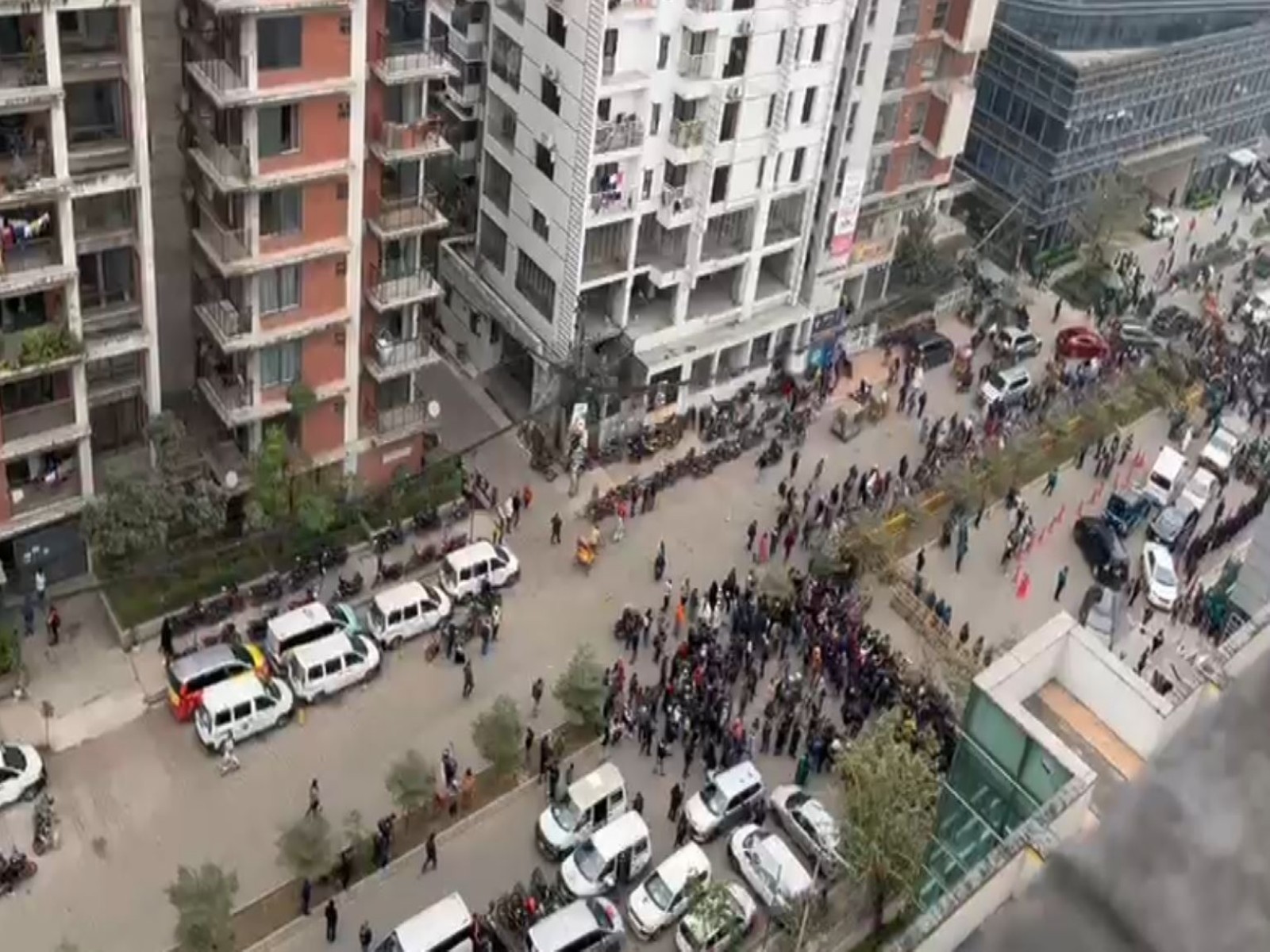 Crowds gather at Evercare Hospital in Dhaka where Begum Khaleeda Zia's mortal remains are being kept (Photo/ANI)
