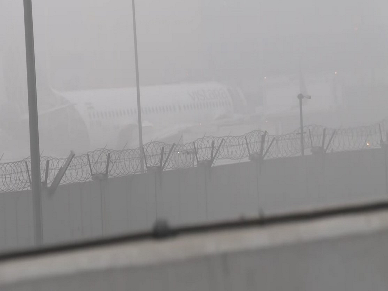 Thick smog engulfs IGI Airport (Photo/ANI)