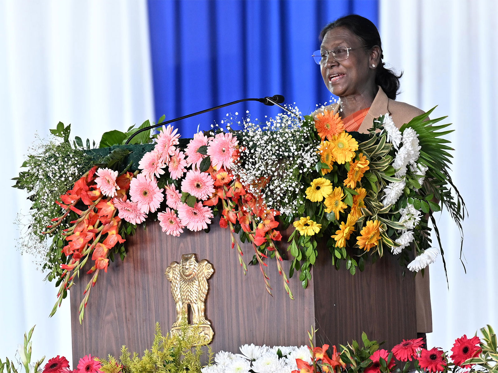 President Droupadi Murmu addressing the Antarrajyiy Jansanskritik Samagam Samaroh – Kartik Jatra at Gumla, Jharkhand (Photo/PIB)
