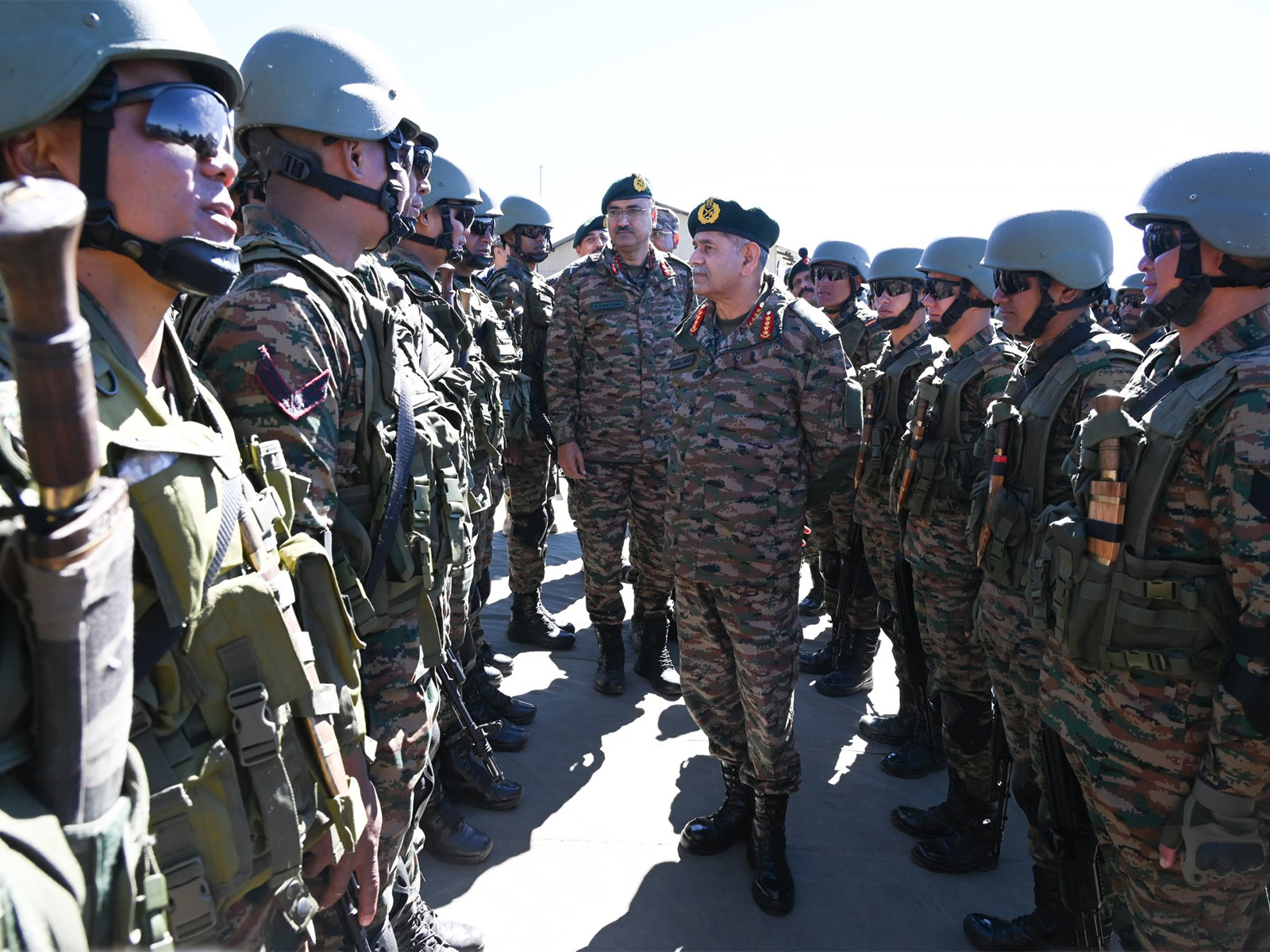 COAS General Upendra Dwivedi while visiting BlackCat Division forward positions. (Photo/ADGPI)
