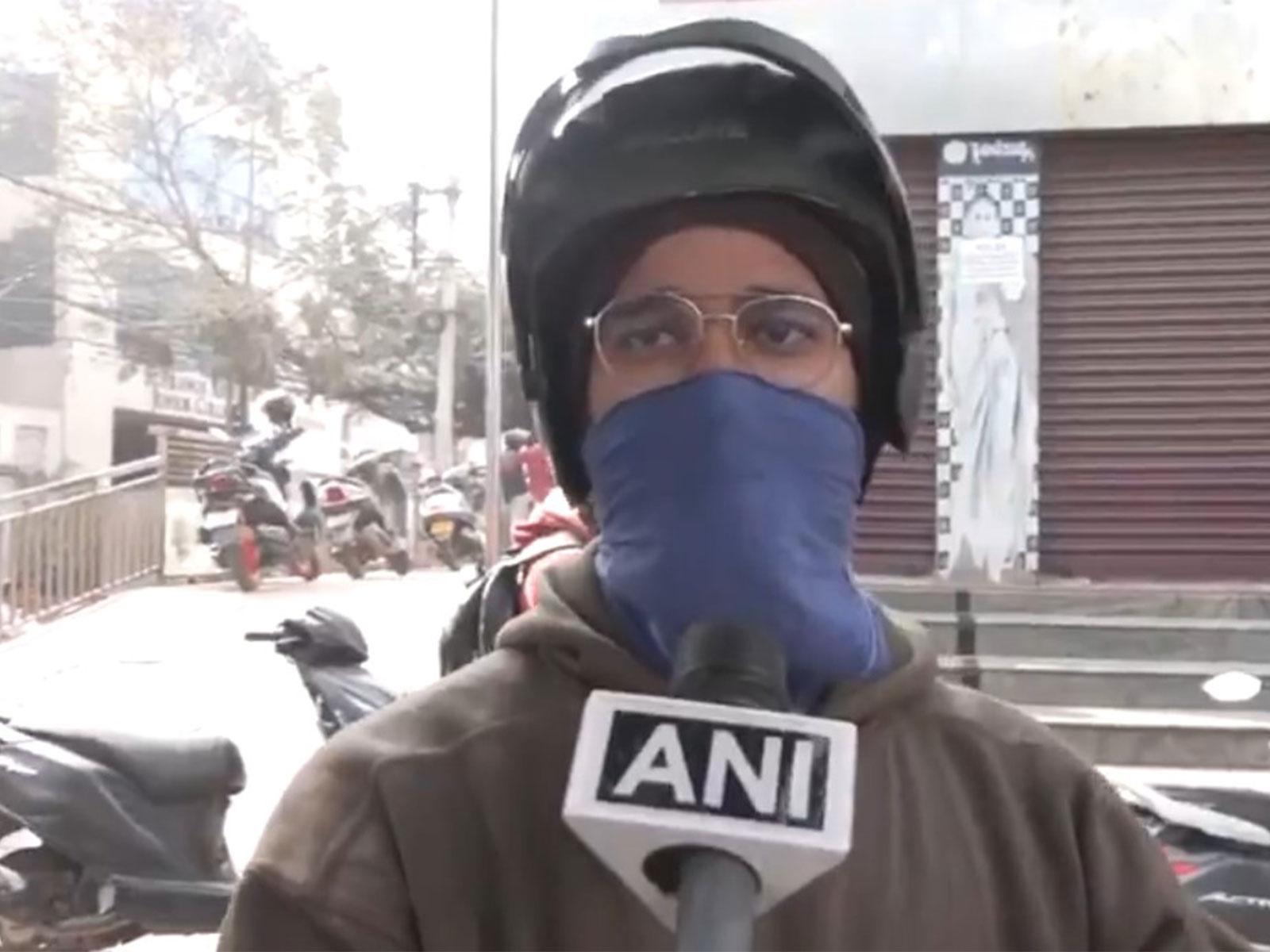 Visual of a delivery worker in New Delhi (Photo: ANI) Visual of a delivery worker in New Delhi (Photo: ANI)