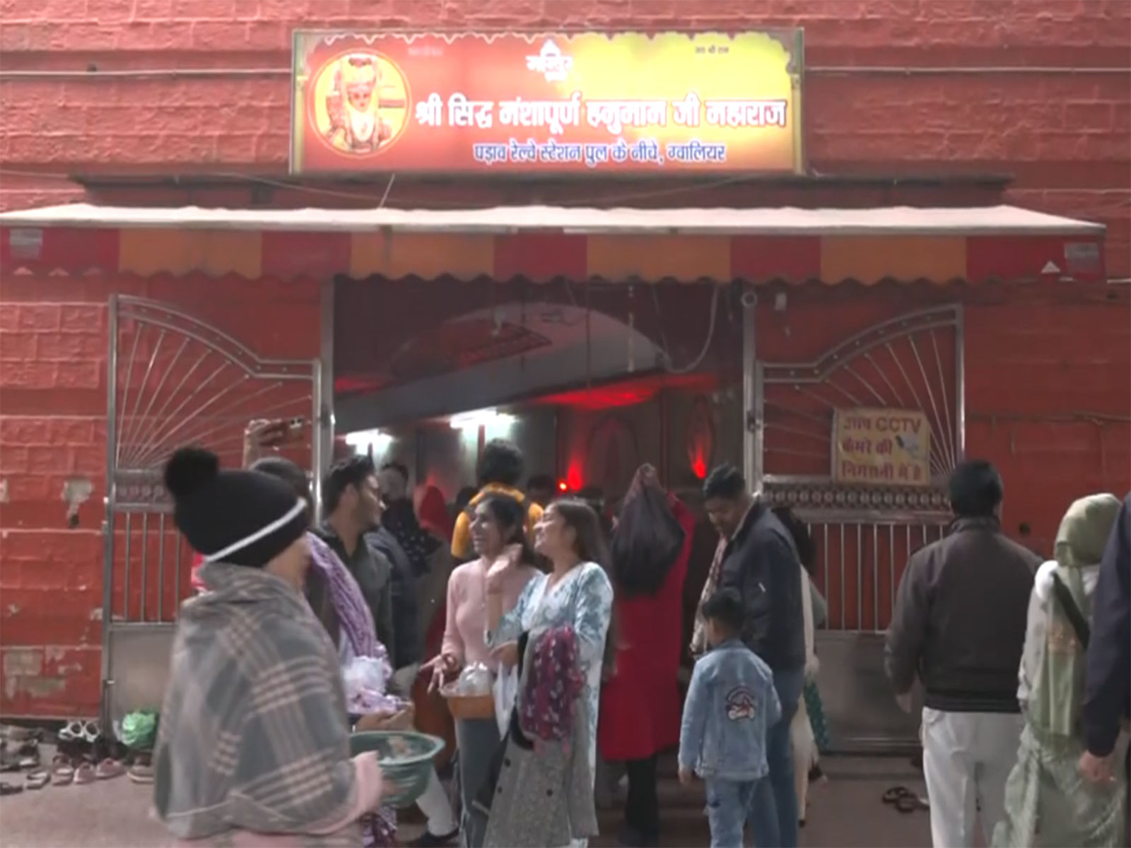 Devotees visiting the Manshapurna Hanuman Temple on New Year (Photo/ANI) Devotees visiting the Manshapurna Hanuman Temple on New Year (Photo/ANI)