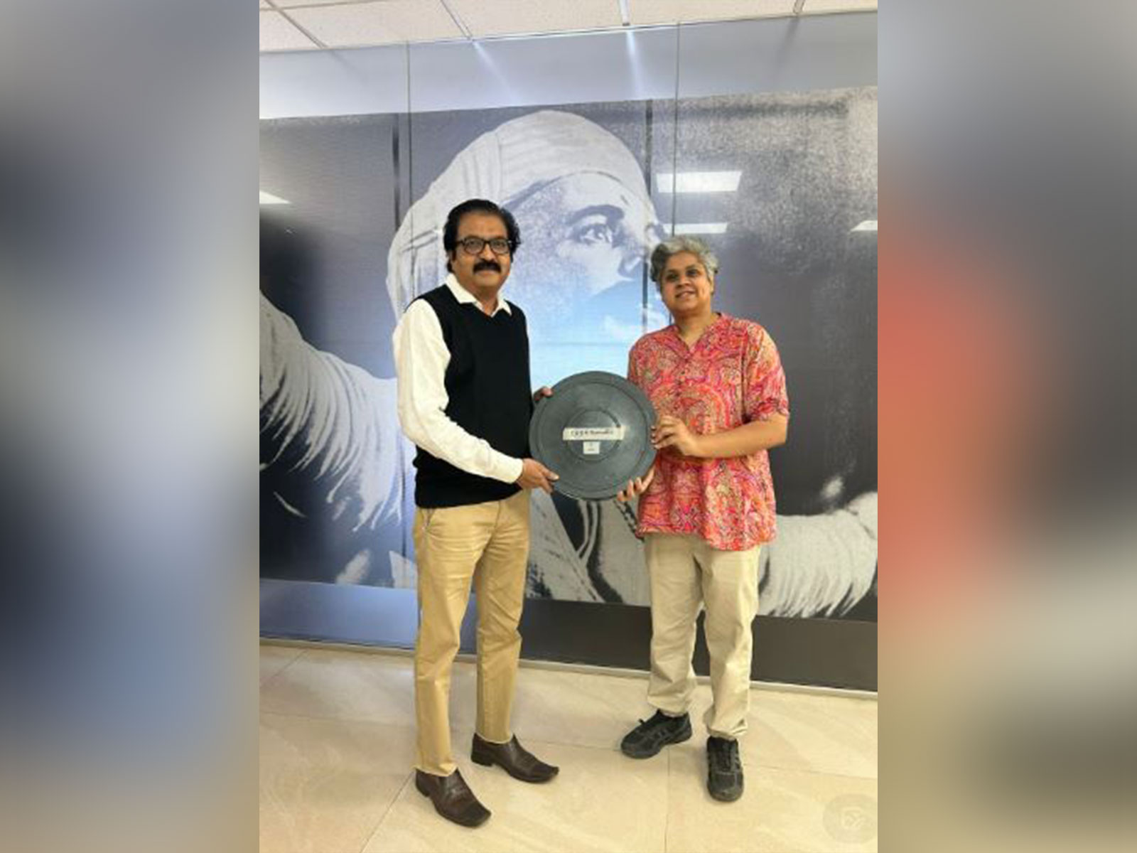 Aparna Subramanian donating Ratha Kanneer reels to Prakash Magdum (Photo/X@PIBMumbai)