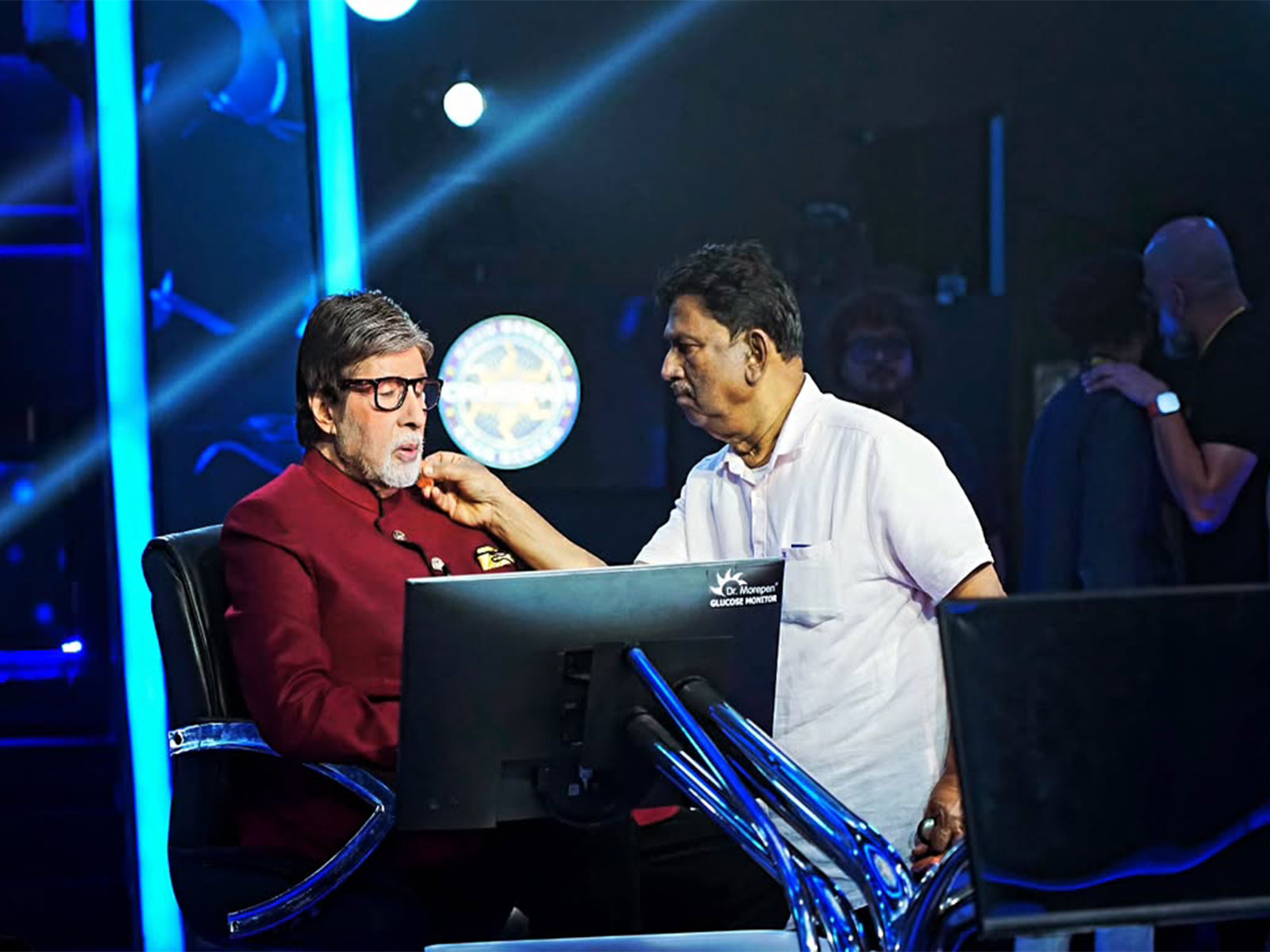 Amitabh Bachchan with his makeup artist (Photo/Instagram@deepaksawantofficial) Amitabh Bachchan with his makeup artist (Photo/Instagram@deepaksawantofficial)