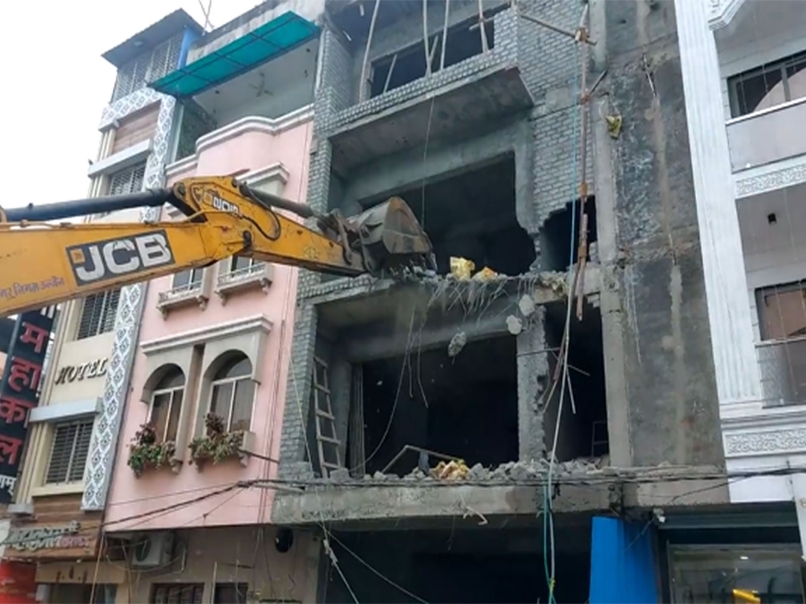 Illegal structure being demolished (Photo/ANI) Illegal structure being demolished (Photo/ANI)