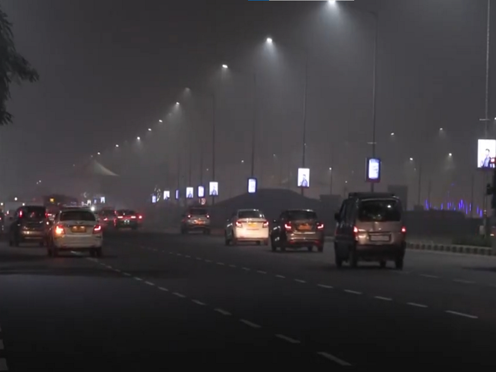 Layer of smog envelopes in Delhi (Photo/ANI)