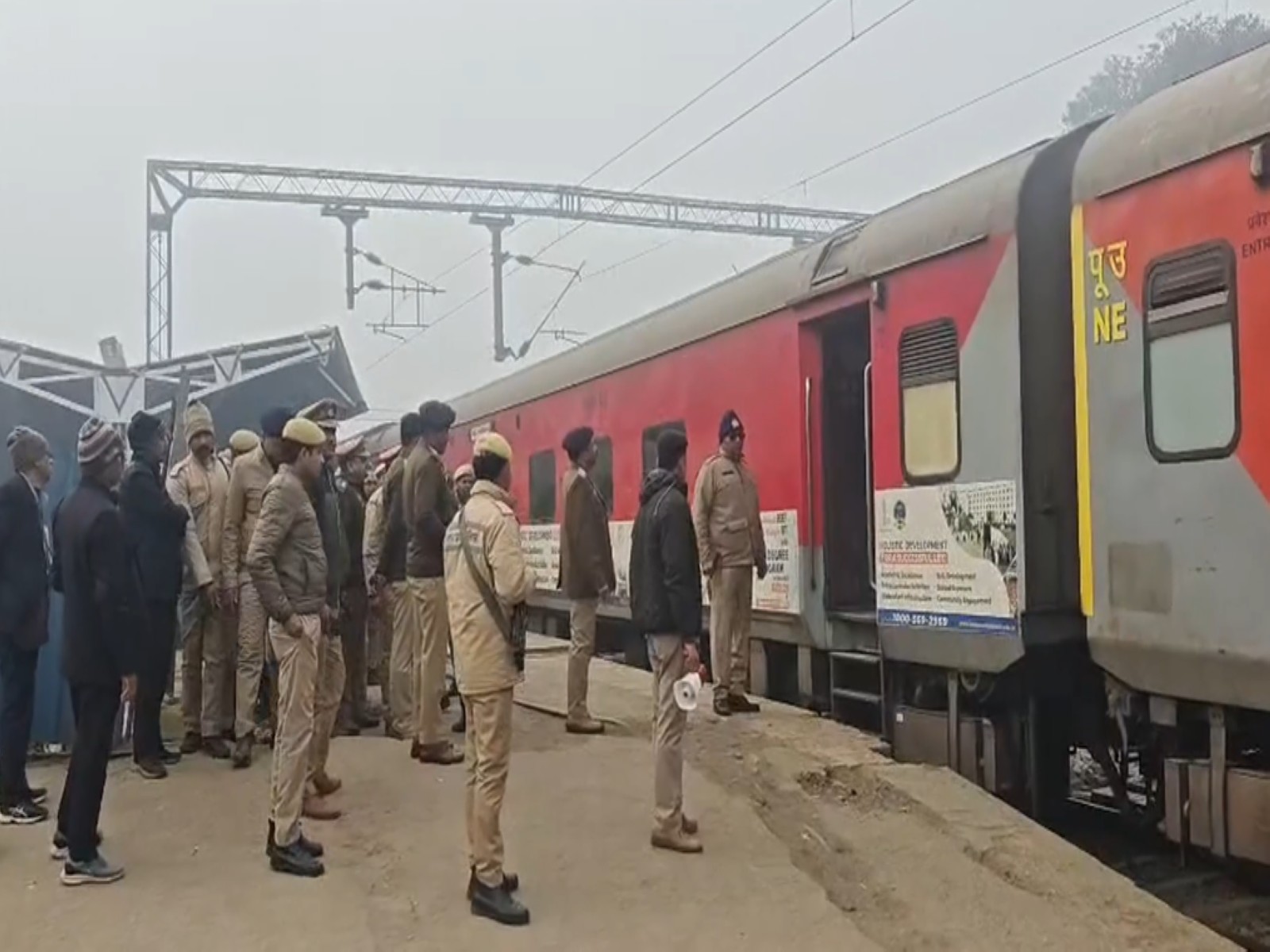 Police inspect Kashi Express after bomb threat (Photo/ANI)