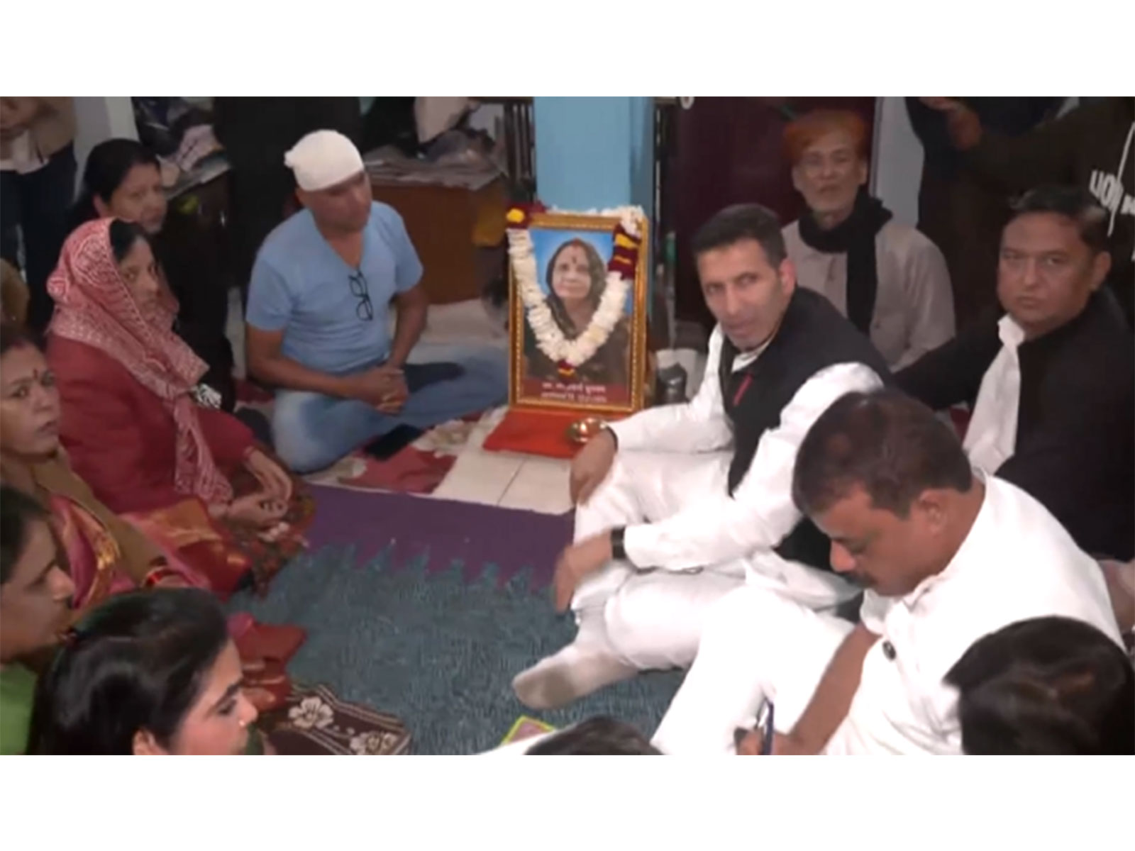 Congress leaders meet affected families of Indore water contamination incident (Photo/ANI)