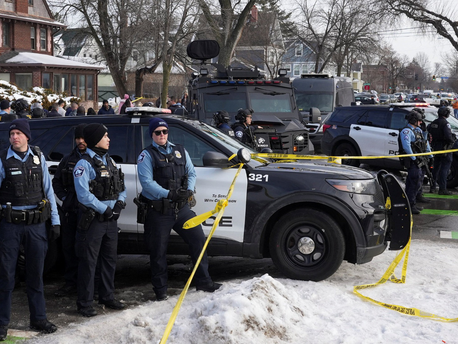 Minneapolis Police officers secure the area near the scene where a driver was shot by a U.S. immigration agent (Photo/ Reuters)