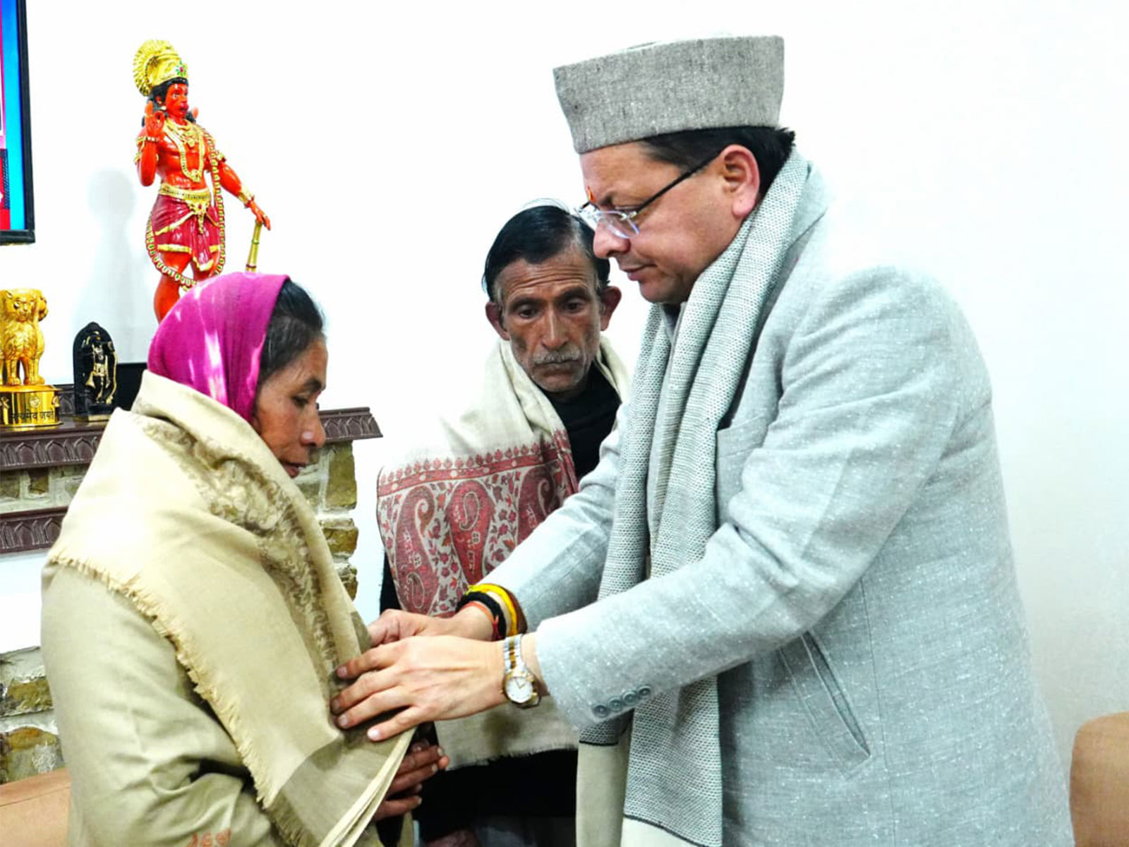 CM Dhami interacts with Ankita Bhandari’s parents at the state residence (Photo/Uttarakhand CMO)