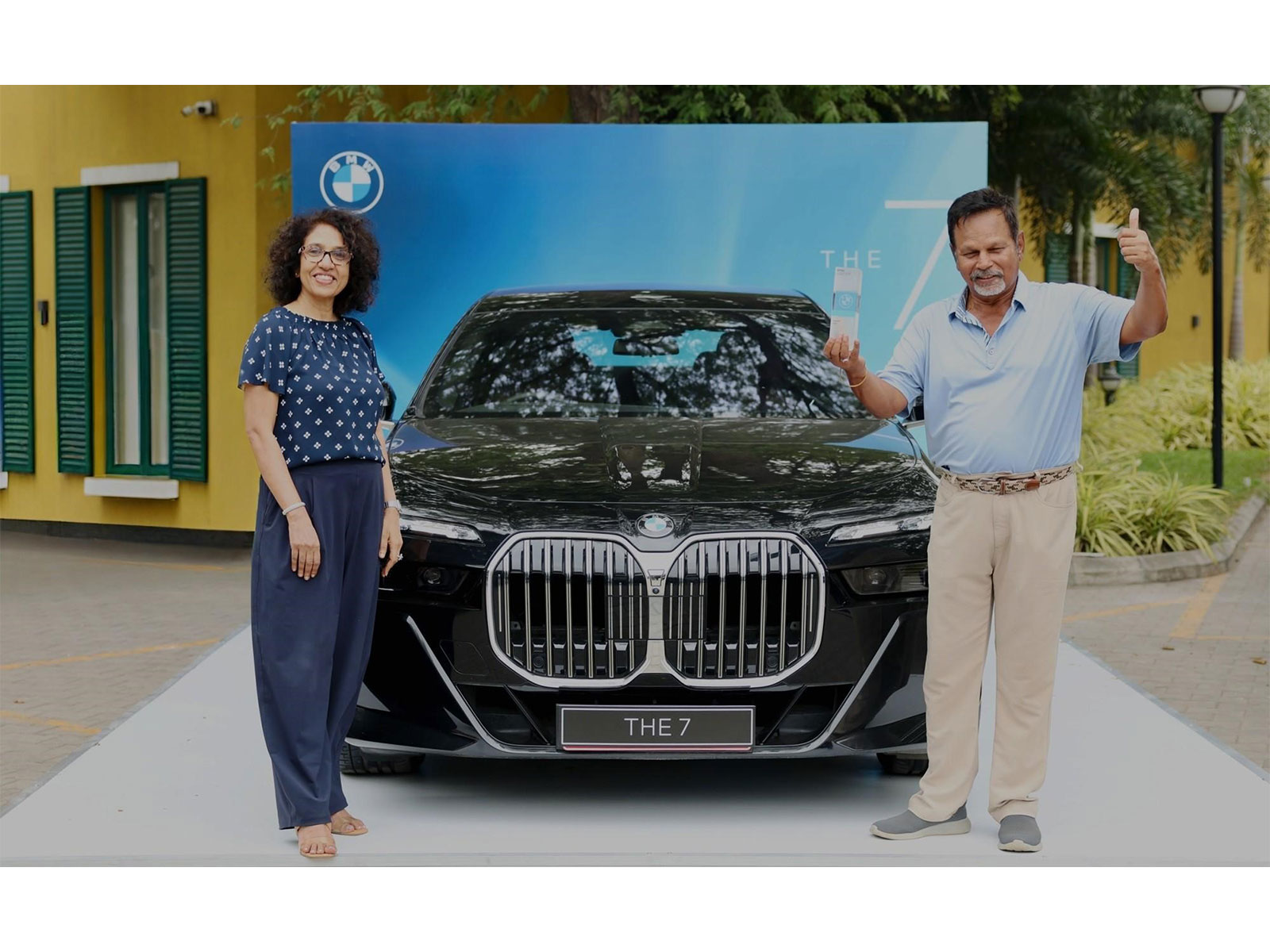 (L-R) Ms Vasanthi Bhupati, Dealer Principal KUN Exclusive with Mr. Hemant Kumar Sinha A Category Winner
