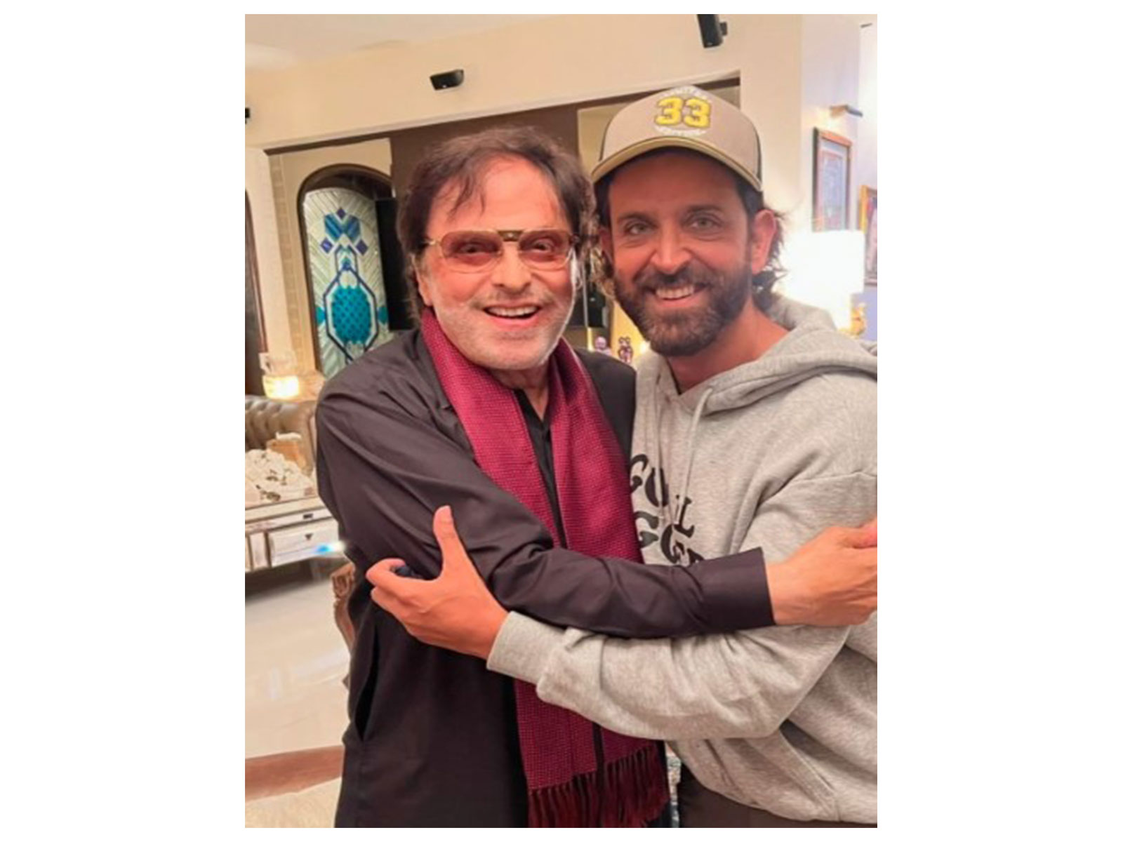 Hrithik Roshan with veteran actor Sanjay Khan (Image source: Instagram handle of Sanjay Khan)
