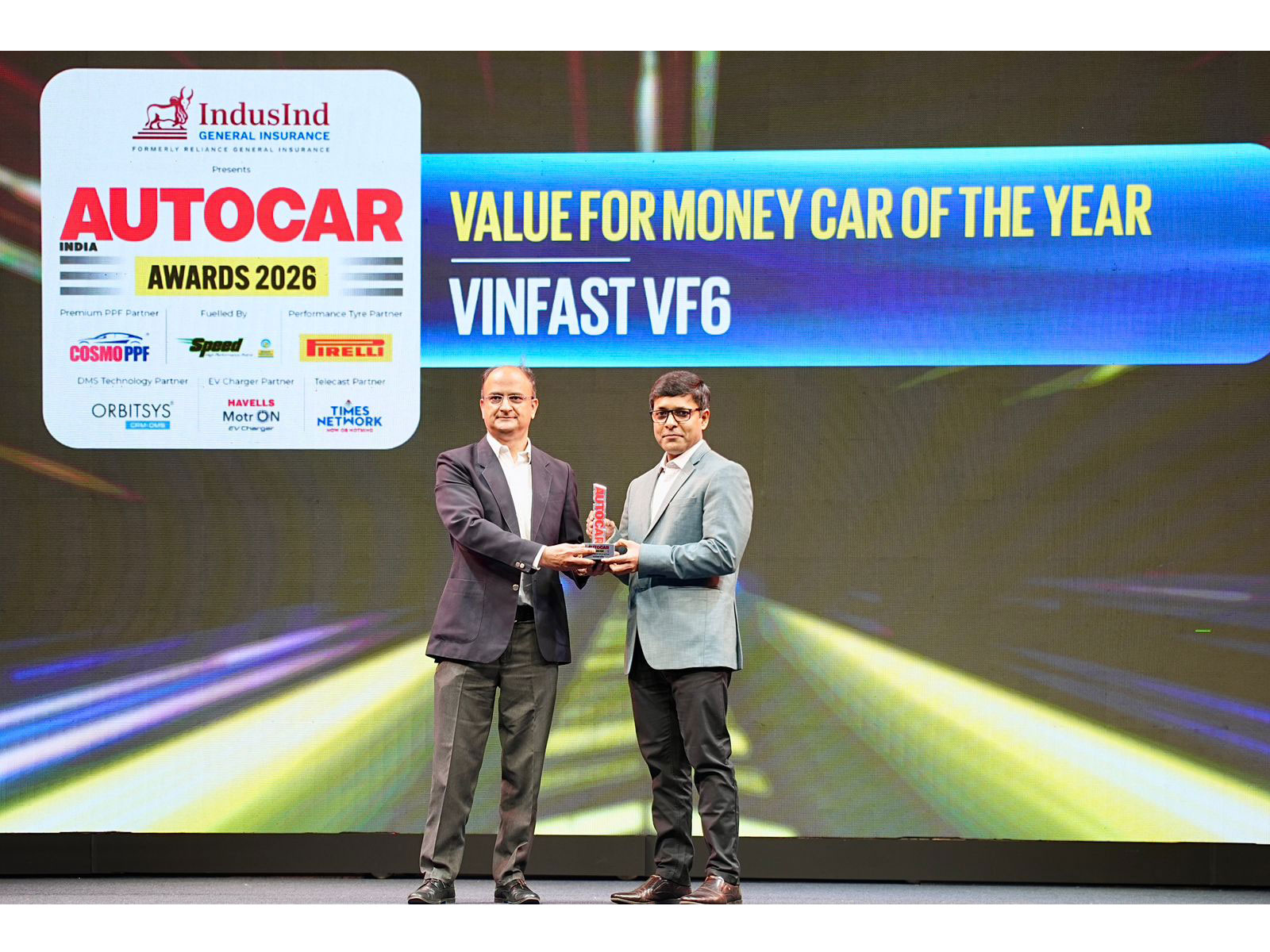 Mr. Tapan Ghosh (right), CEO of VinFast India, accepted the award from Mr. Sachin Malhotra, Head of Operations, Orbitsys Technologies