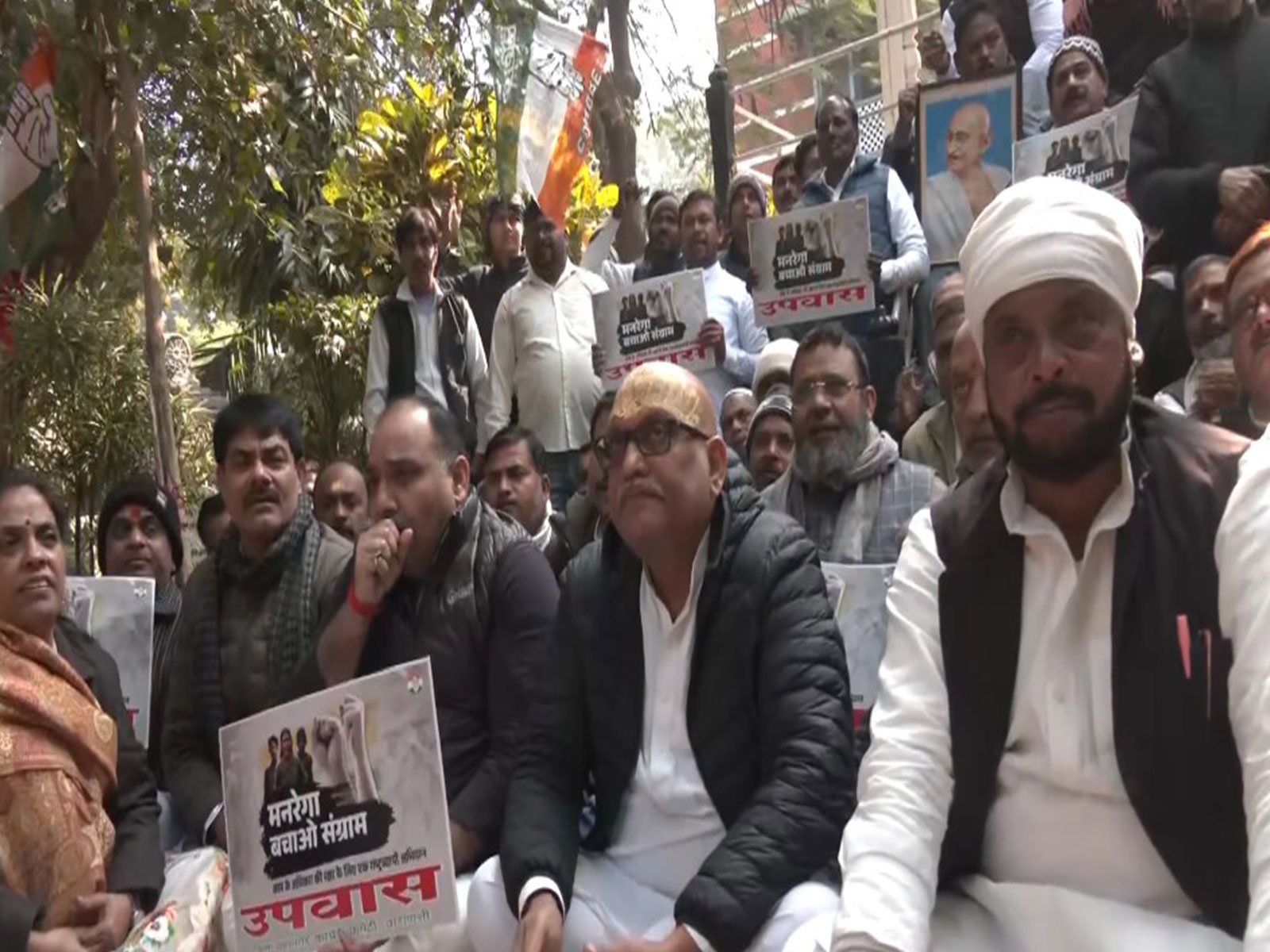 Congress workers staging 'MGNREGA Bachao Sangram' protest in Varanasi (Photo/ANI) Congress workers staging 'MGNREGA Bachao Sangram' protest in Varanasi (Photo/ANI)