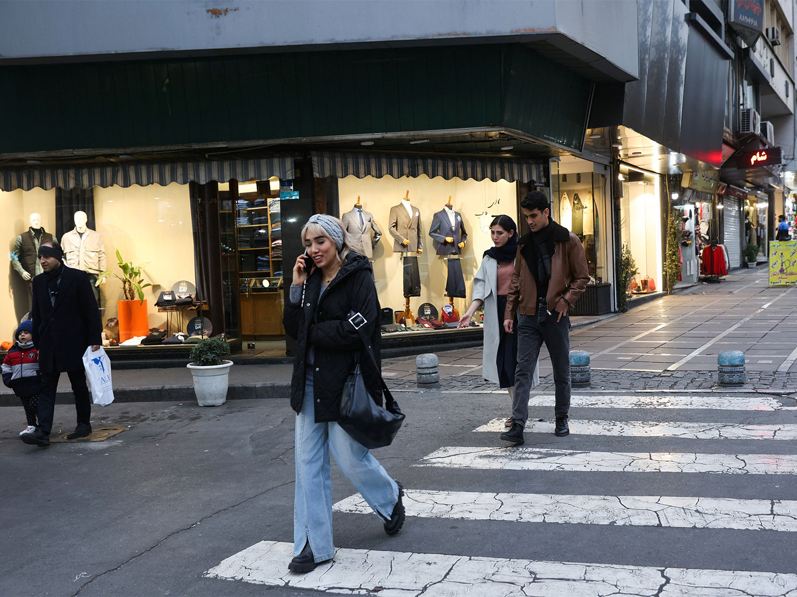 People walk on a street as protests erupt over the collapse of the currency's value in Tehran (Photo/Reuters) People walk on a street as protests erupt over the collapse of the currency's value in Tehran (Photo/Reuters)