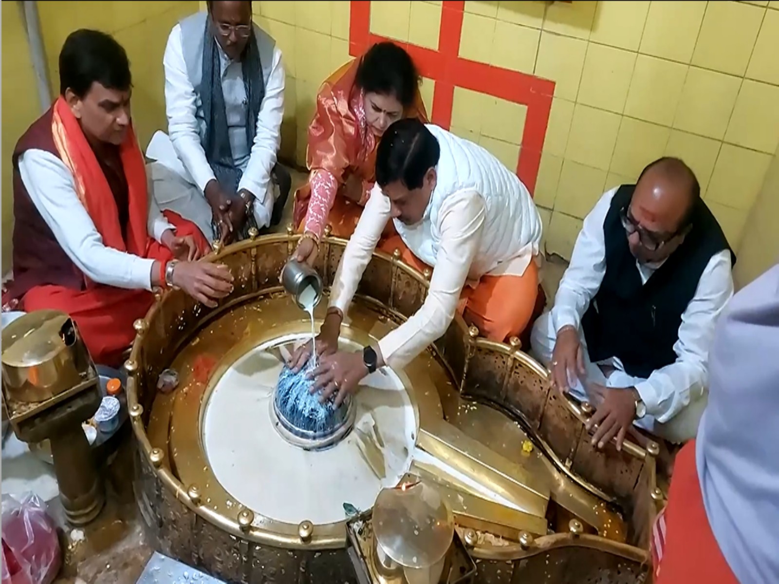 MP CM Mohan Yadav along with his wife performing the worship rituals (Photo/ANI) MP CM Mohan Yadav along with his wife performing the worship rituals (Photo/ANI)
