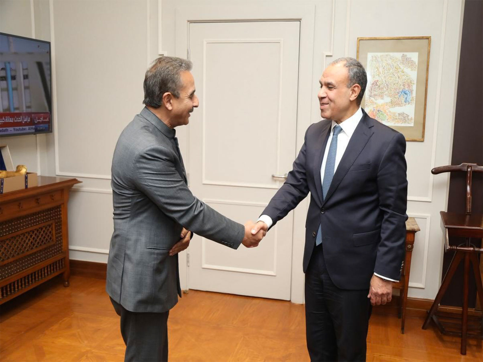 Union Minister of State for External Affairs Kirti Vardhan Singh meets Egypt’s Foreign Minister Badr Abdelatty. (Pahoto/ANI) Union Minister of State for External Affairs Kirti Vardhan Singh meets Egypt’s Foreign Minister Badr Abdelatty. (Pahoto/ANI)