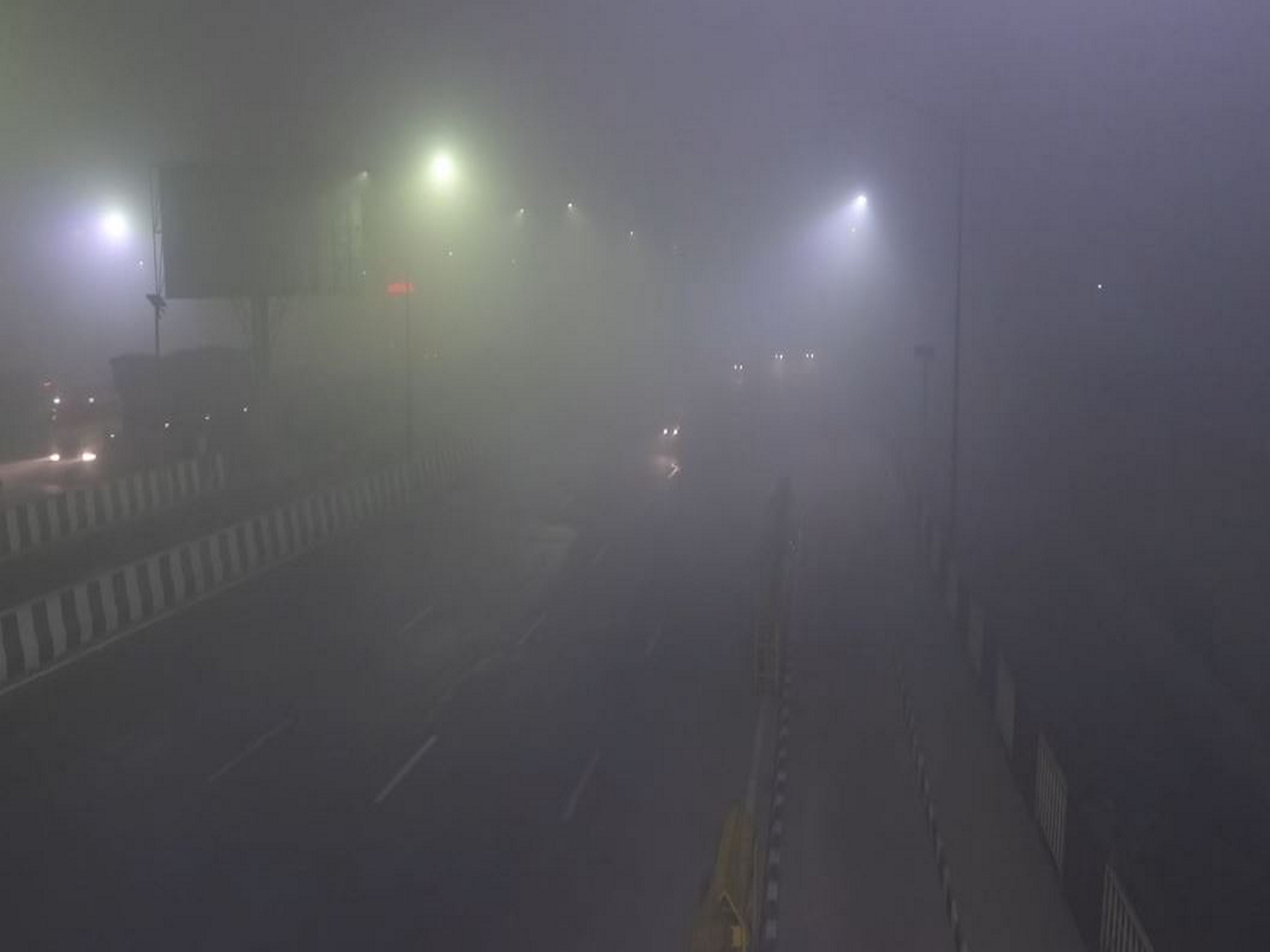 Visuals from Akshardham as thick layer of fog engulfs the naional capital (Photo/ANI)