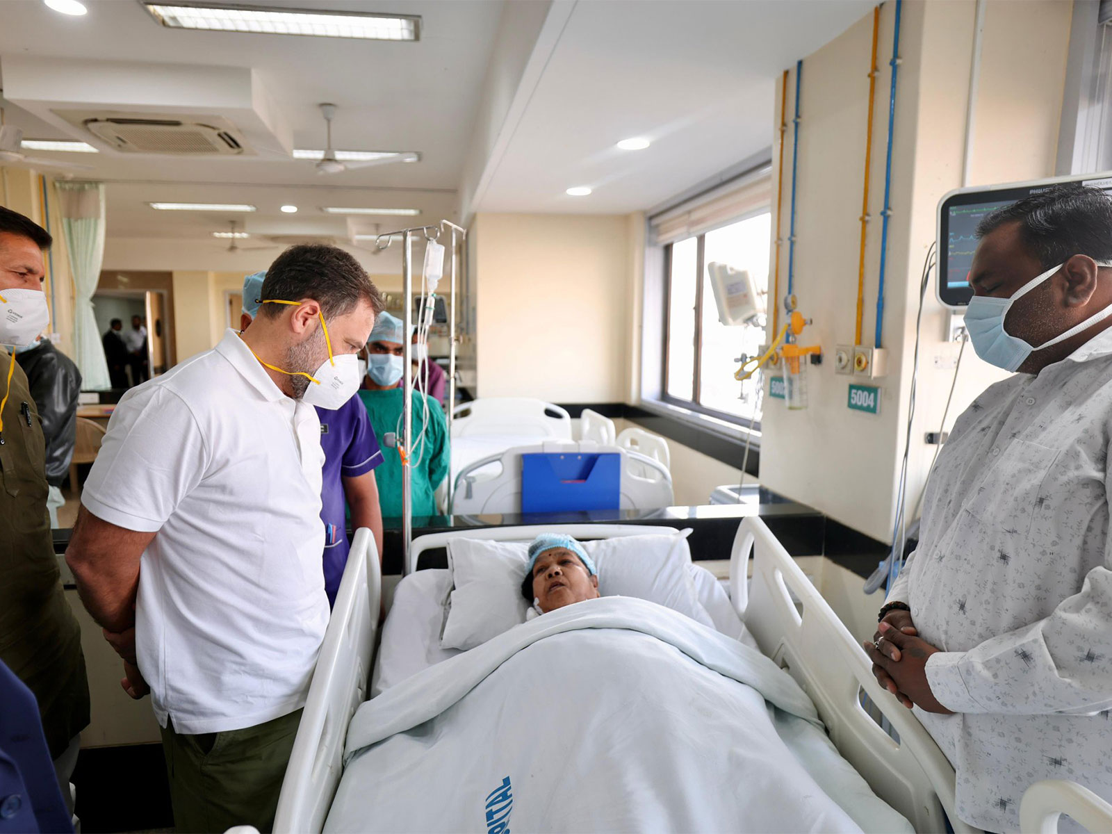 Rahul Gandhi met affected families in Indore (Photo/X/@RahulGandhi)