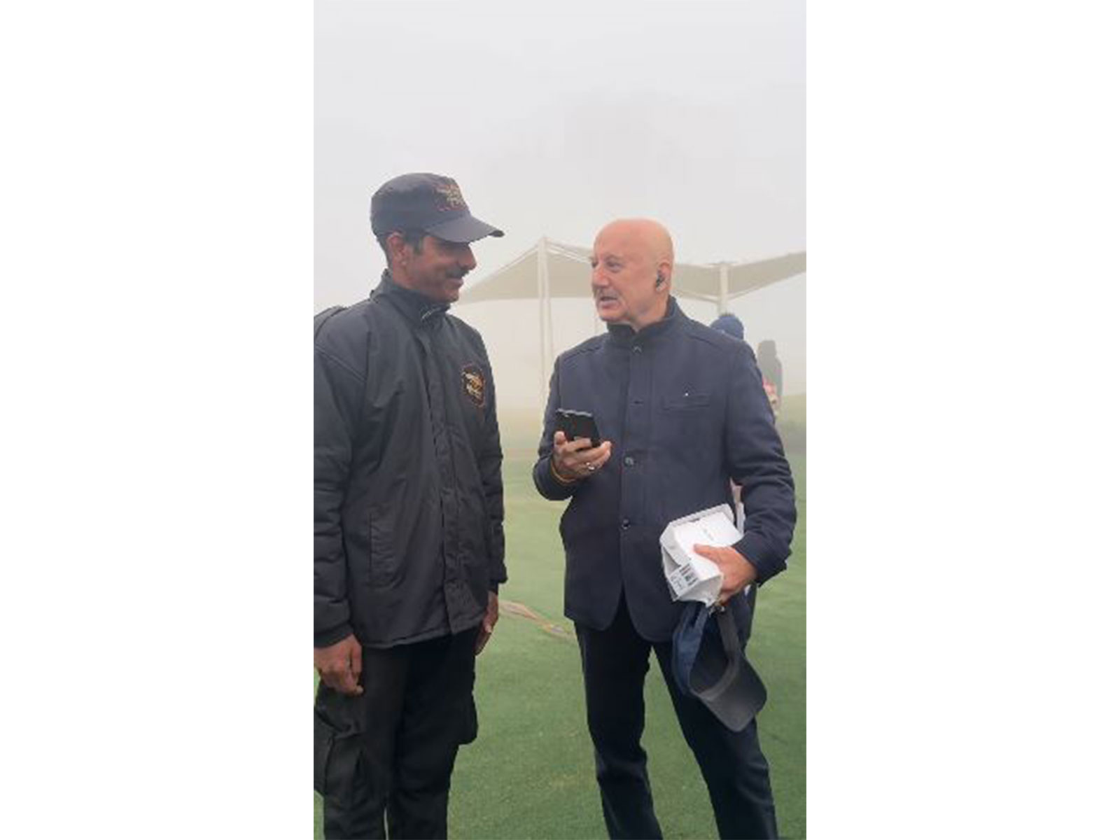 Anupam Kher gifts watchman Dharmendra a smartphone (Photo/Instagram@anupampkher)