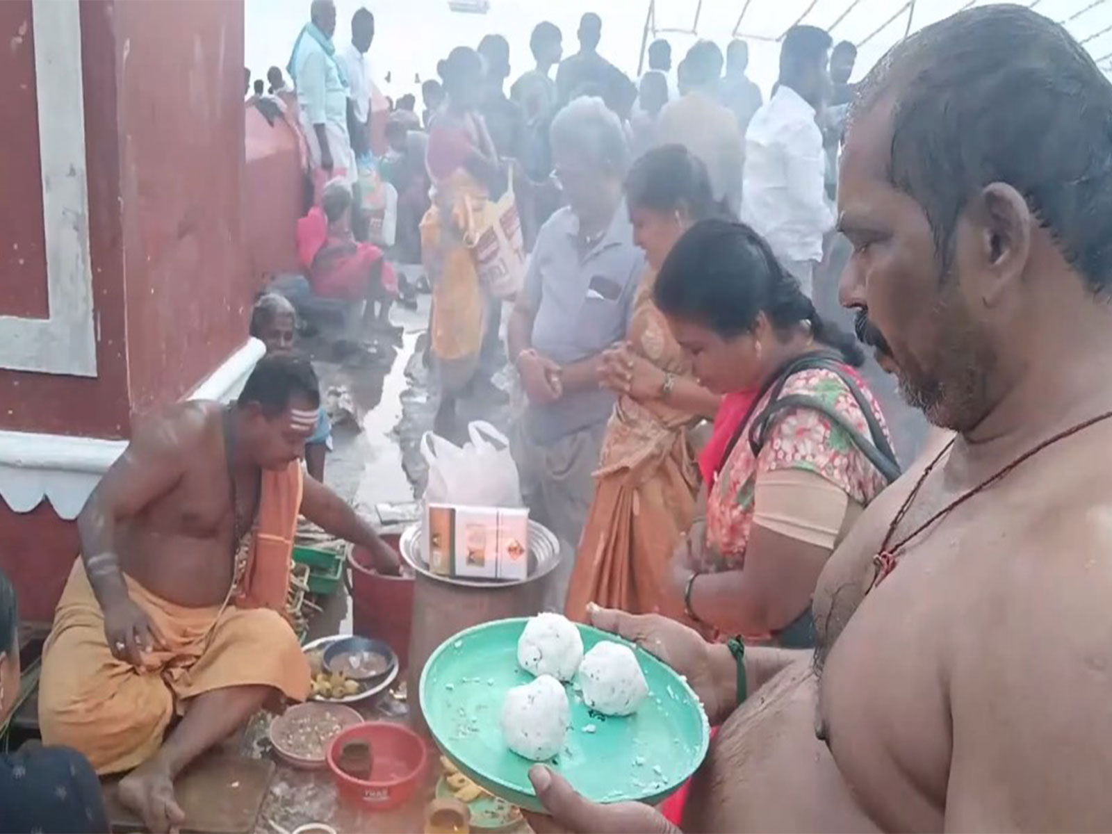Devotees pay tributes in Rameswaram's Agnitheertham sea on 'Thai Amavasai' (Photo/ANI)