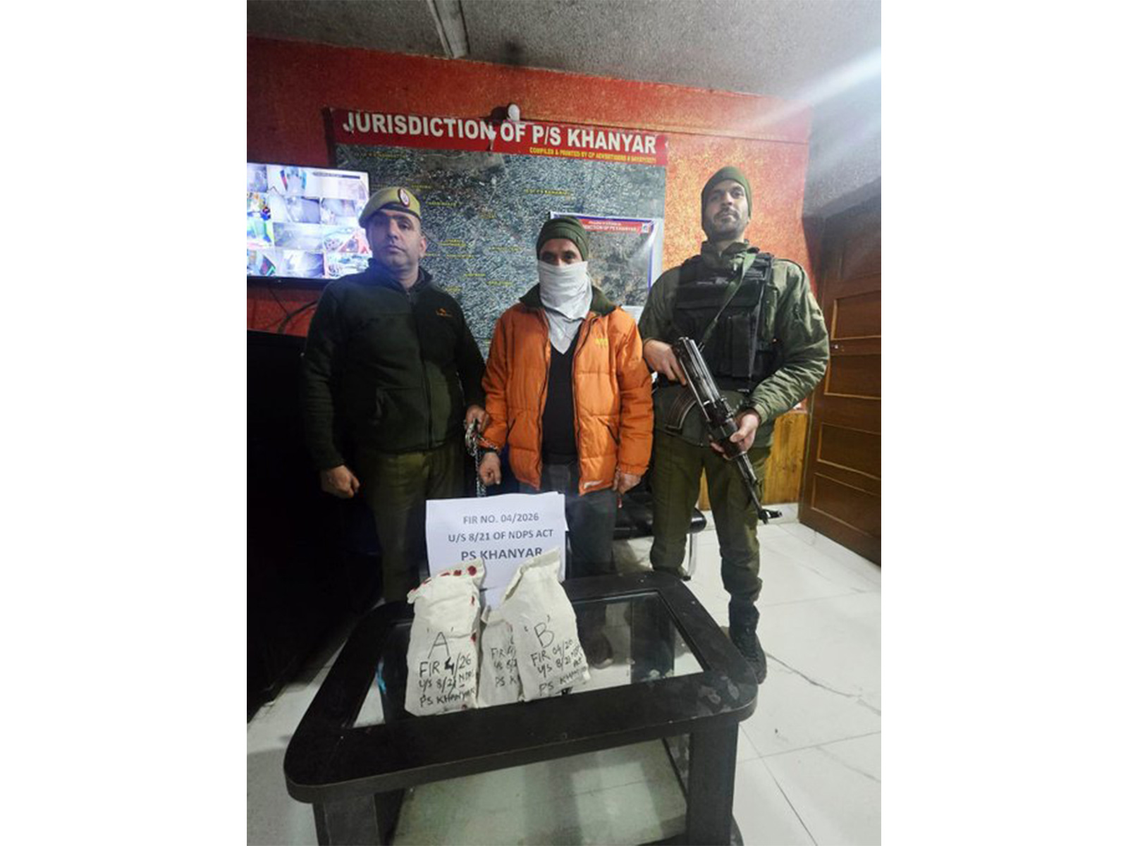 Khanyar Police with the accused drug peddler (Photo/X/SrinagarPolice)