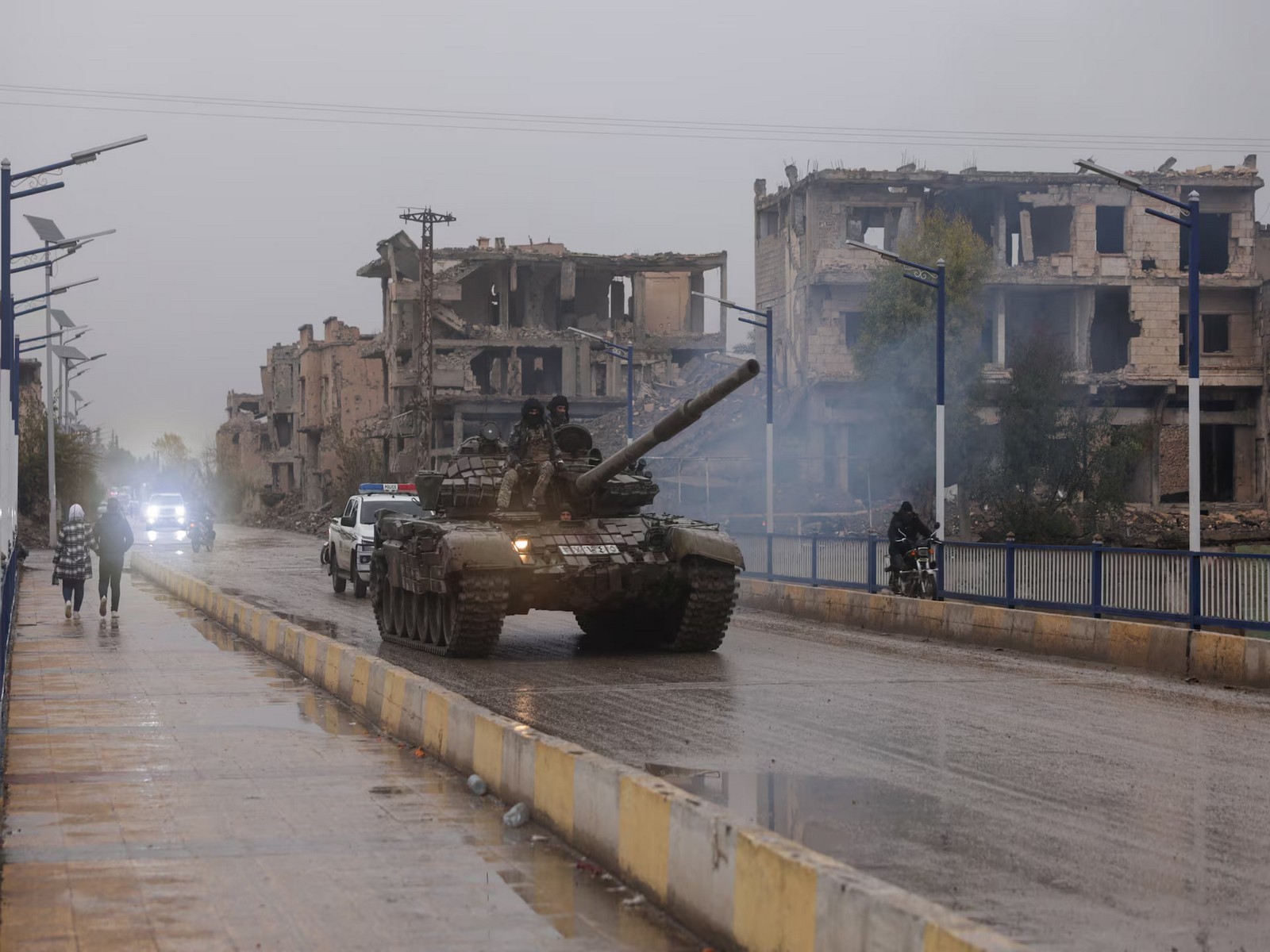 Military personnel sit atop a tank after the Syrian Democratic Forces (SDF) withdrew from Deir al-Zor province and the Syrian army took full control of the area, in Deir al-Zor, Syria. (Photo/Reuters)