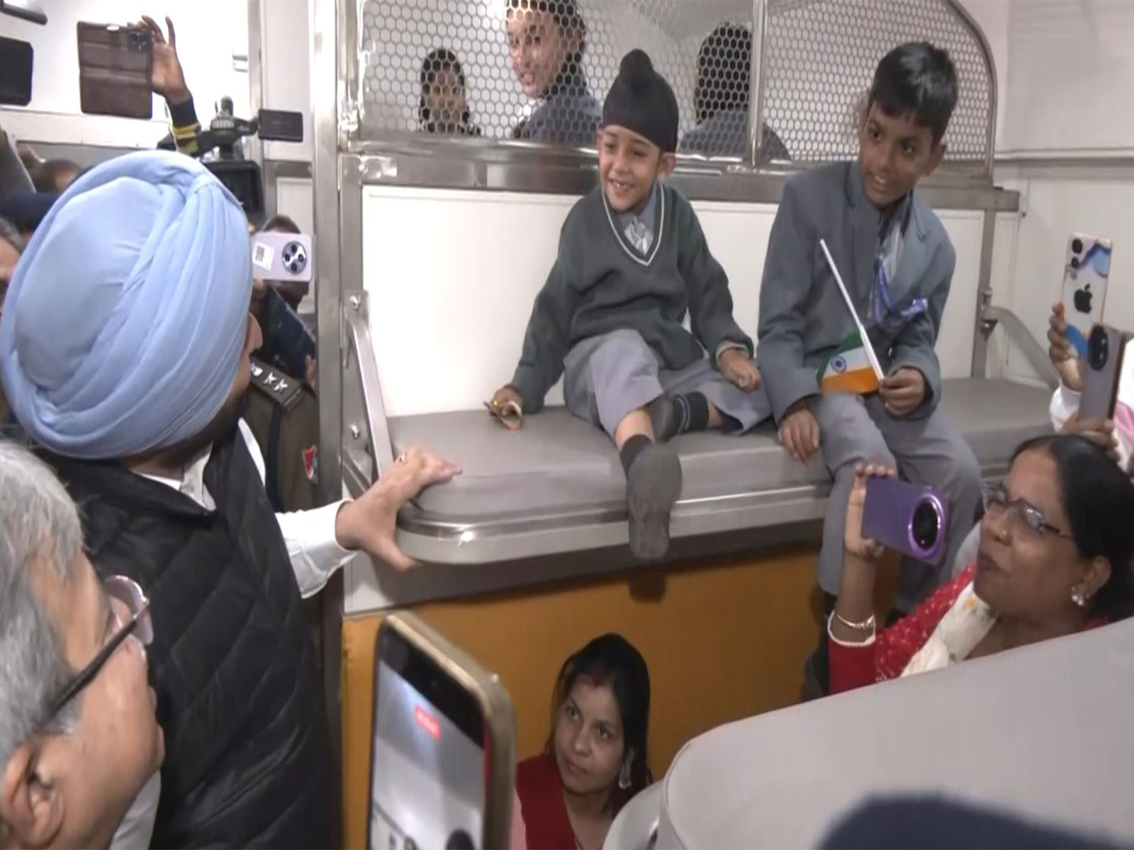 Union Minister Ravneet Singh Bittu interacts with students at Amrit Train (Photo/ANI)