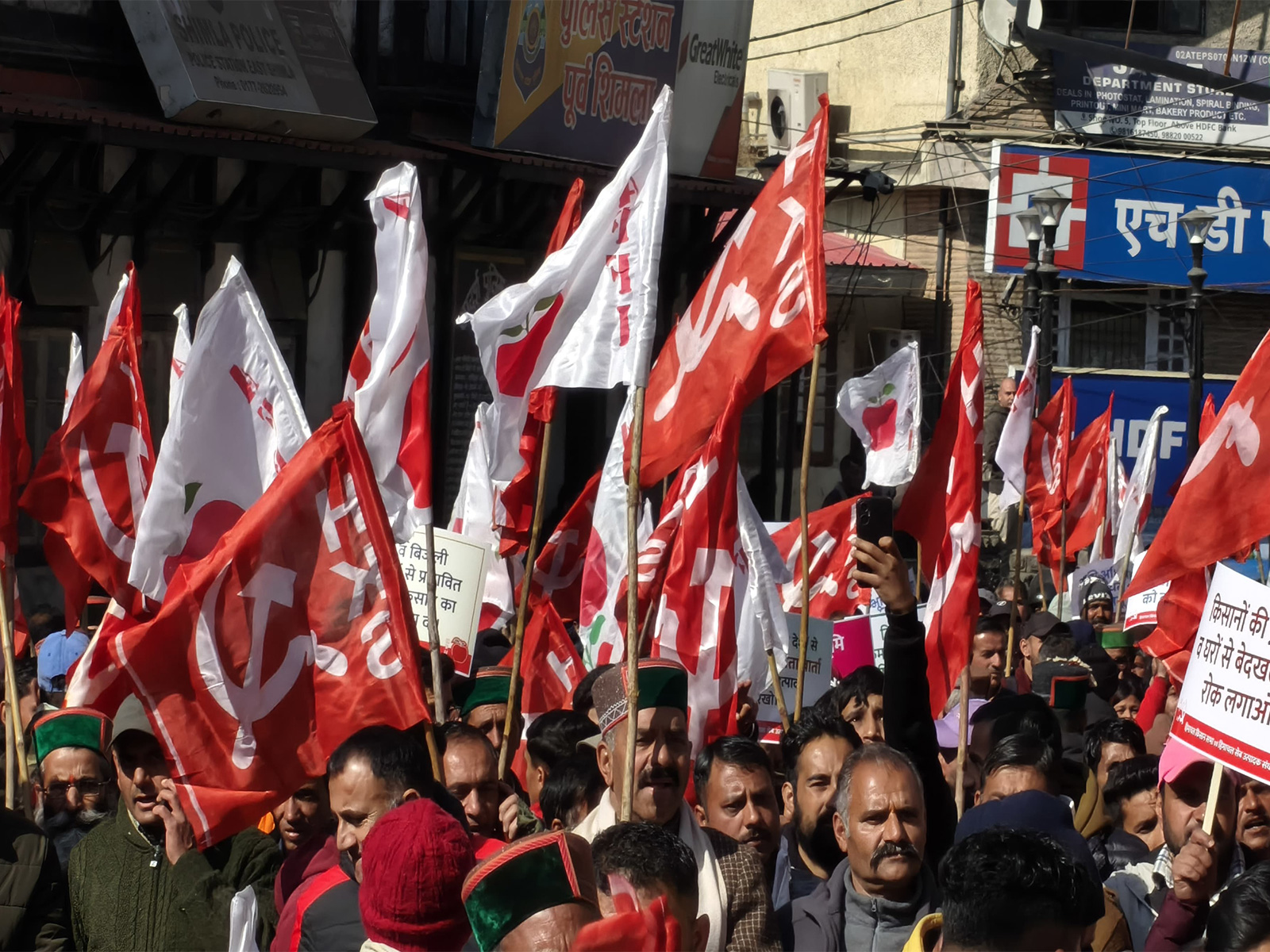 Farmers, orchardists stage massive protest in Himachal Pradesh's Shimla (Photo/ANI)