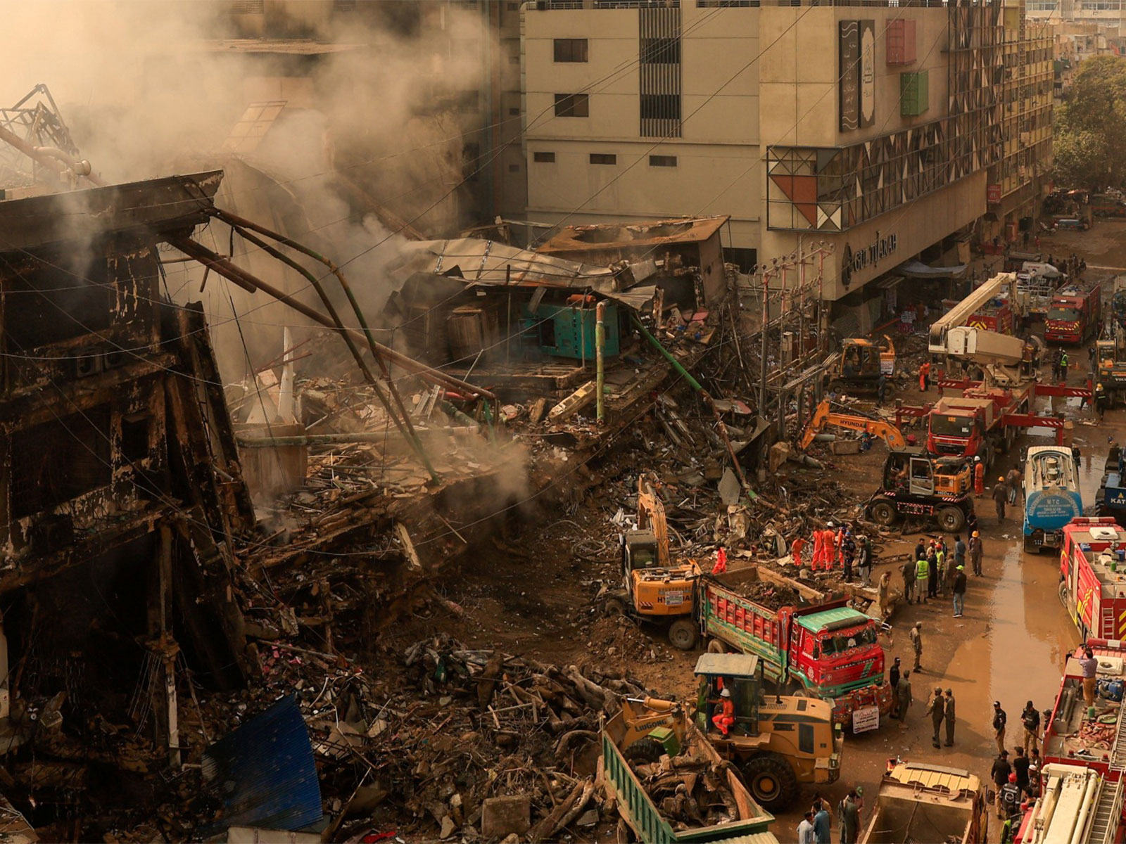 Rescue workers use heavy machinery to remove rubble (Photo/Reuters)