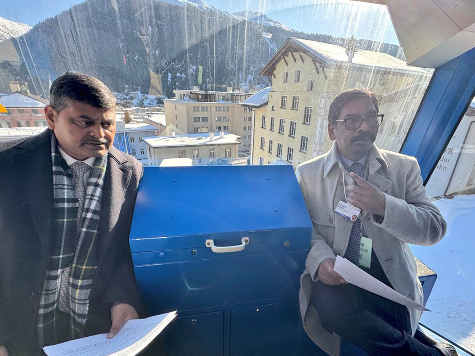Jharkhand CM Hemant Soren during discussion with state Chief Secretary in Davos (Photo: @HemantSorenJMM/X)  