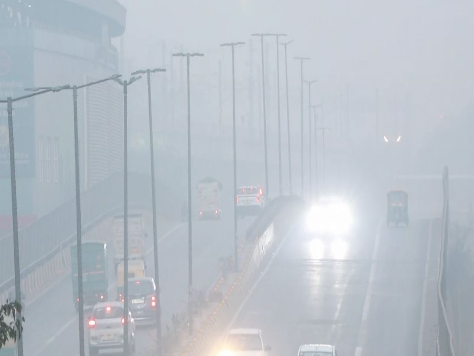 Visuals from Motibagh as smog engulfs parts of Delhi-NCR (Photo/ANI) Visuals from Motibagh as smog engulfs parts of Delhi-NCR (Photo/ANI)