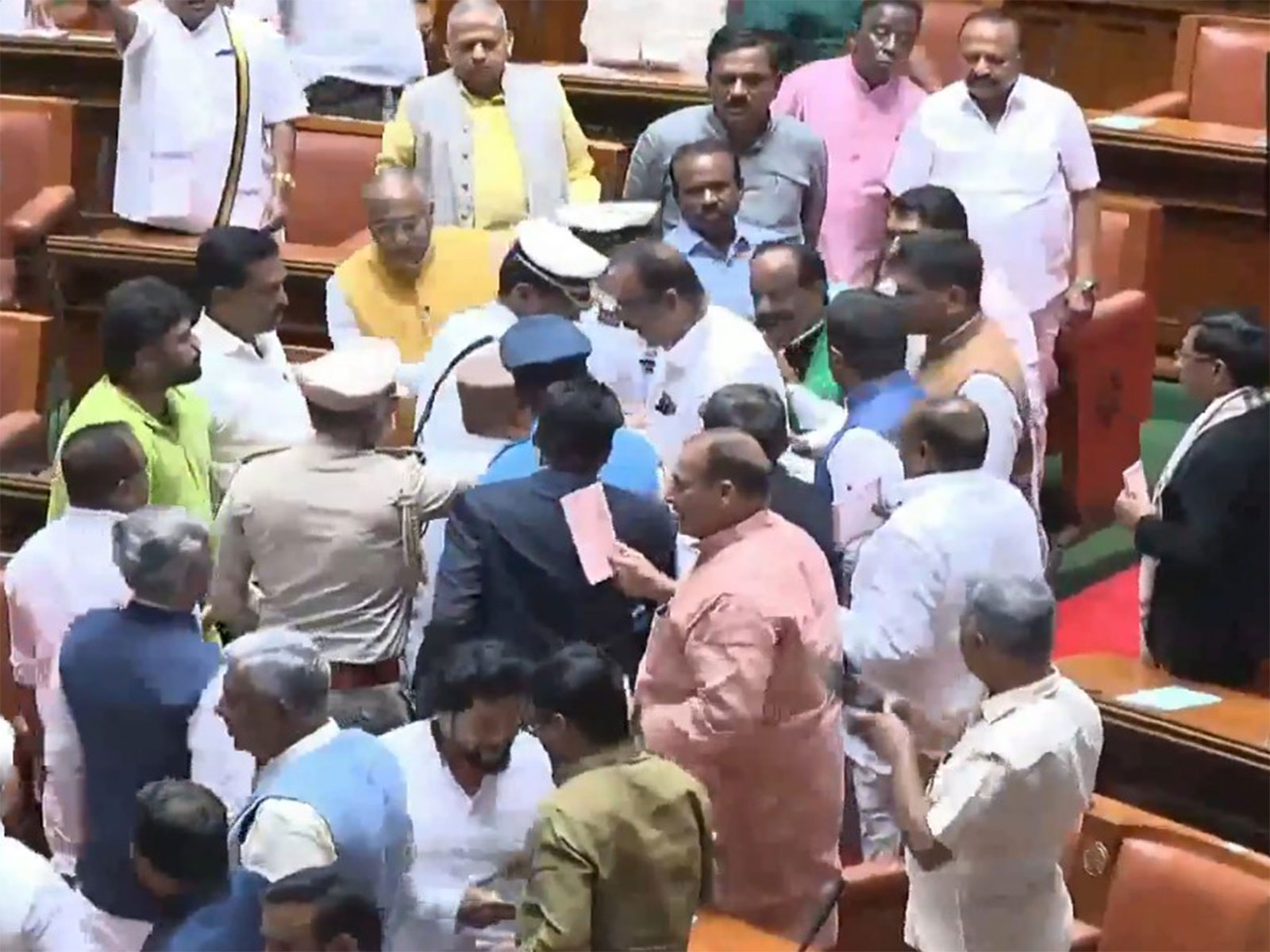 Congress leaders oppose as Governor walks out of Karntaka Assembly (Photo/ANI)