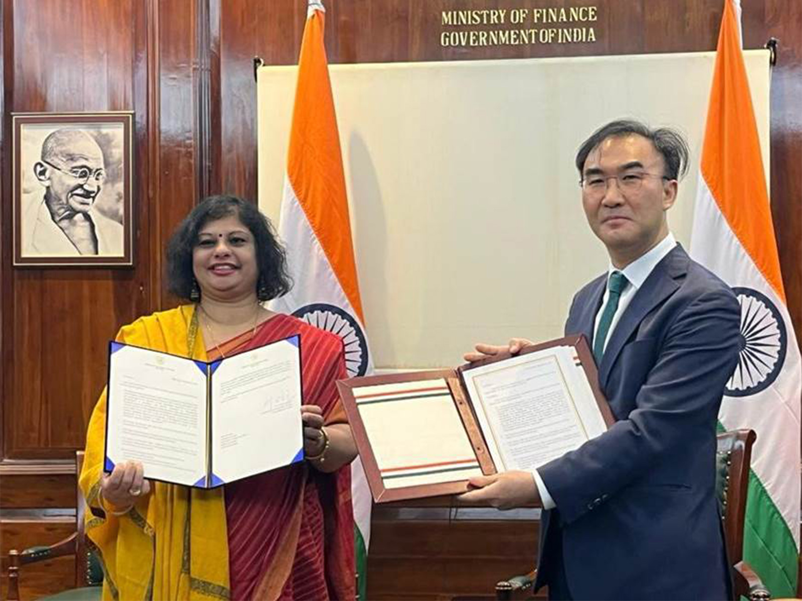 Lee Seong-ho, Ambassador of Republic of Korea to India for the Republic of Korea and Manisha Sinha, Additional Secretary, Department of Economic Affairs, Ministry of Finance (Photo/PIB)