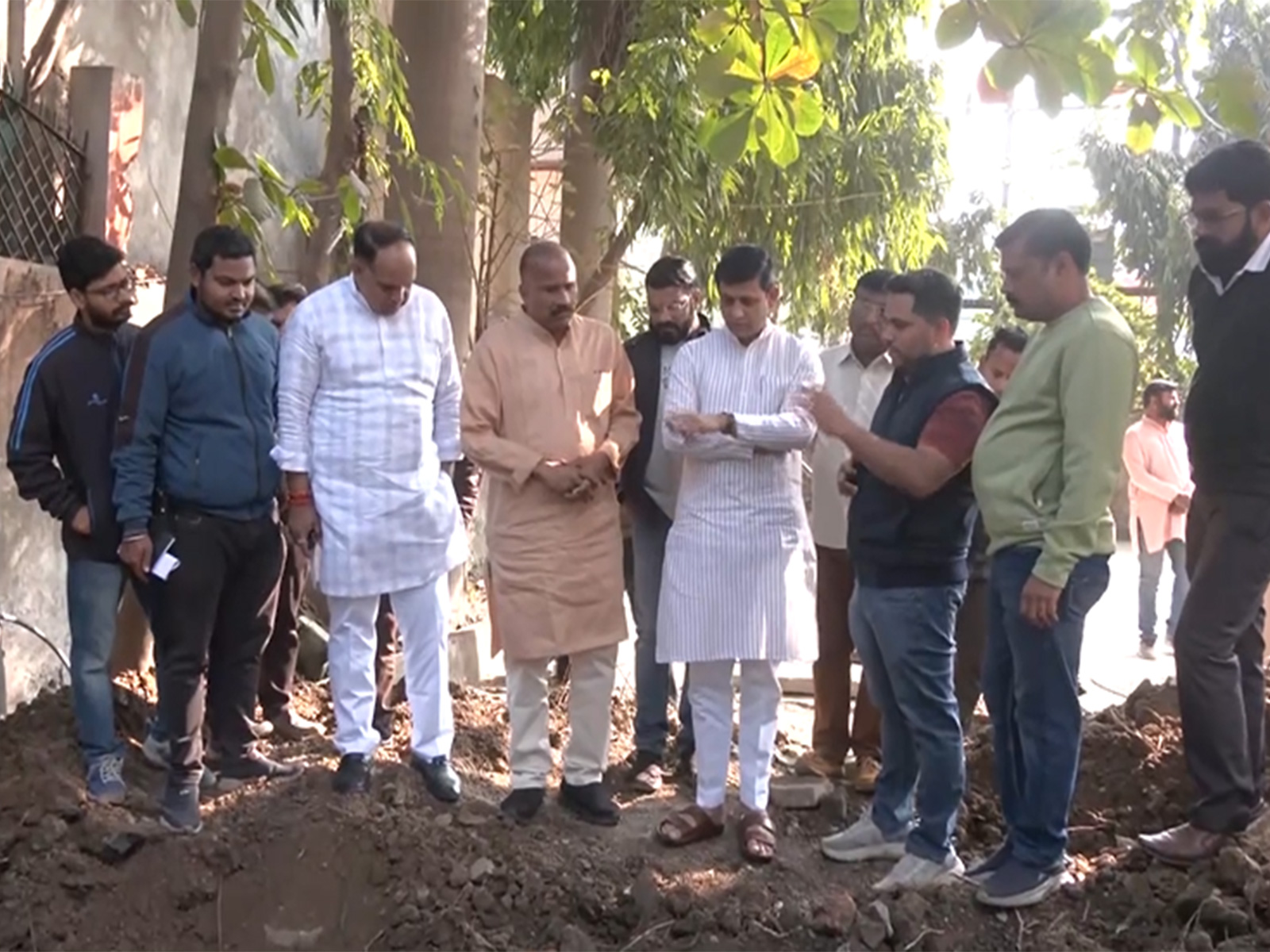 Indore Mayor Pushyamitra Bhargav is inspecting the water supply restoration work (Photo/ANI) Indore Mayor Pushyamitra Bhargav is inspecting the water supply restoration work (Photo/ANI)